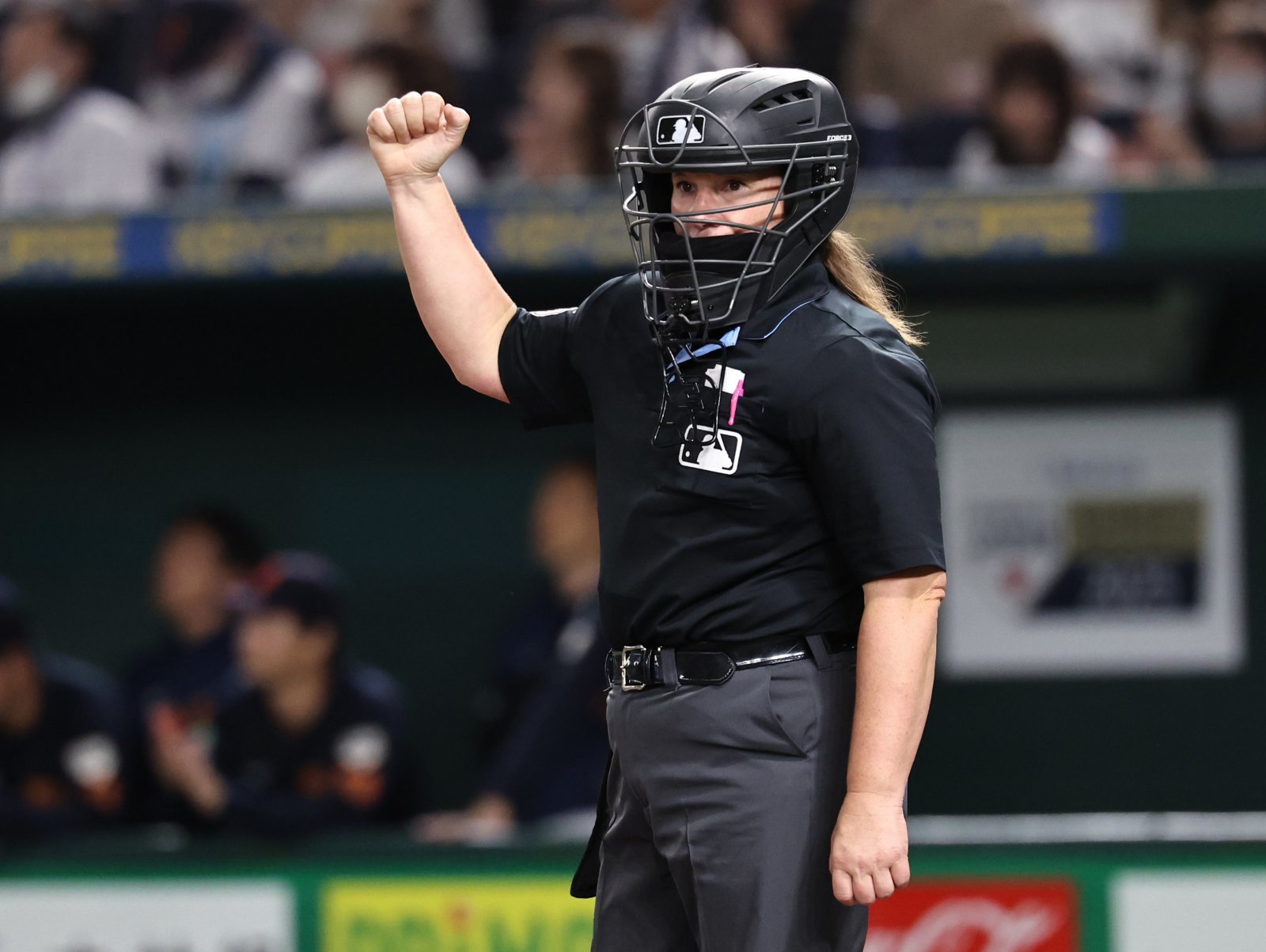 15일 오후 일본 도쿄돔에서 열린 월드베이스볼클래식(WBC) 대비 평가전 ‘2025 케이 베이스볼 시리즈(K-BASEBALL SERIES)’ 일본과의 1차전 경기. 메이저리그 첫 여성 심판인 젠 파월 주심이 아웃판정을 하고 있다. 2025.11.15/뉴스1 ⓒ News1