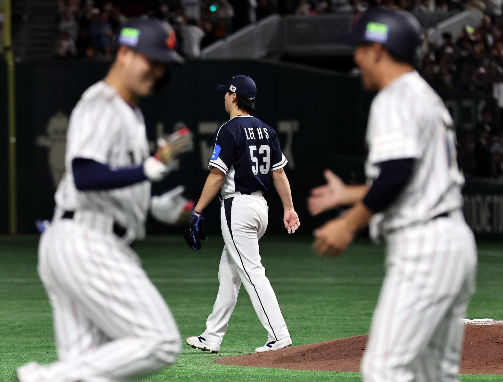 15일 오후 일본 도쿄돔에서 열린 월드베이스볼클래식(WBC) 대비 평가전 ‘2025 케이 베이스볼 시리즈(K-BASEBALL SERIES)’ 일본과의 1차전 경기. 대한민국 투수 이호성이 5회말 무사 1,2루 상황 기시다의 역전 쓰리런 홈런을 맞은 뒤 아쉬워하고 있다. 2025.11.15/뉴스1 ⓒ News1