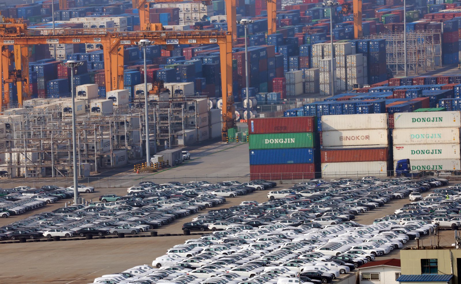 한국은행이 6일 발표한 ‘2025년 9월 국제수지’에 따르면, 경상수지는 134억 7000만 달러 흑자로 잠정 집계됐다. 월별 경상수지로는 역대 2위, 9월 기준으로는 최대 규모다. 흑자 규모는 지난해 같은 달(112억 9000만 달러)보다 21억 9000만 달러 늘고, 전월인 8월(91억 5000만 달러)보다는 43억 2000만 달러 증가했다. 반도체를 중심으로 자동차 등 비(非)IT 분야의 수출까지 늘면서 흑자폭이 확대됐다. 사진은 이날 평택항 모습. 2025.11.6 뉴스1