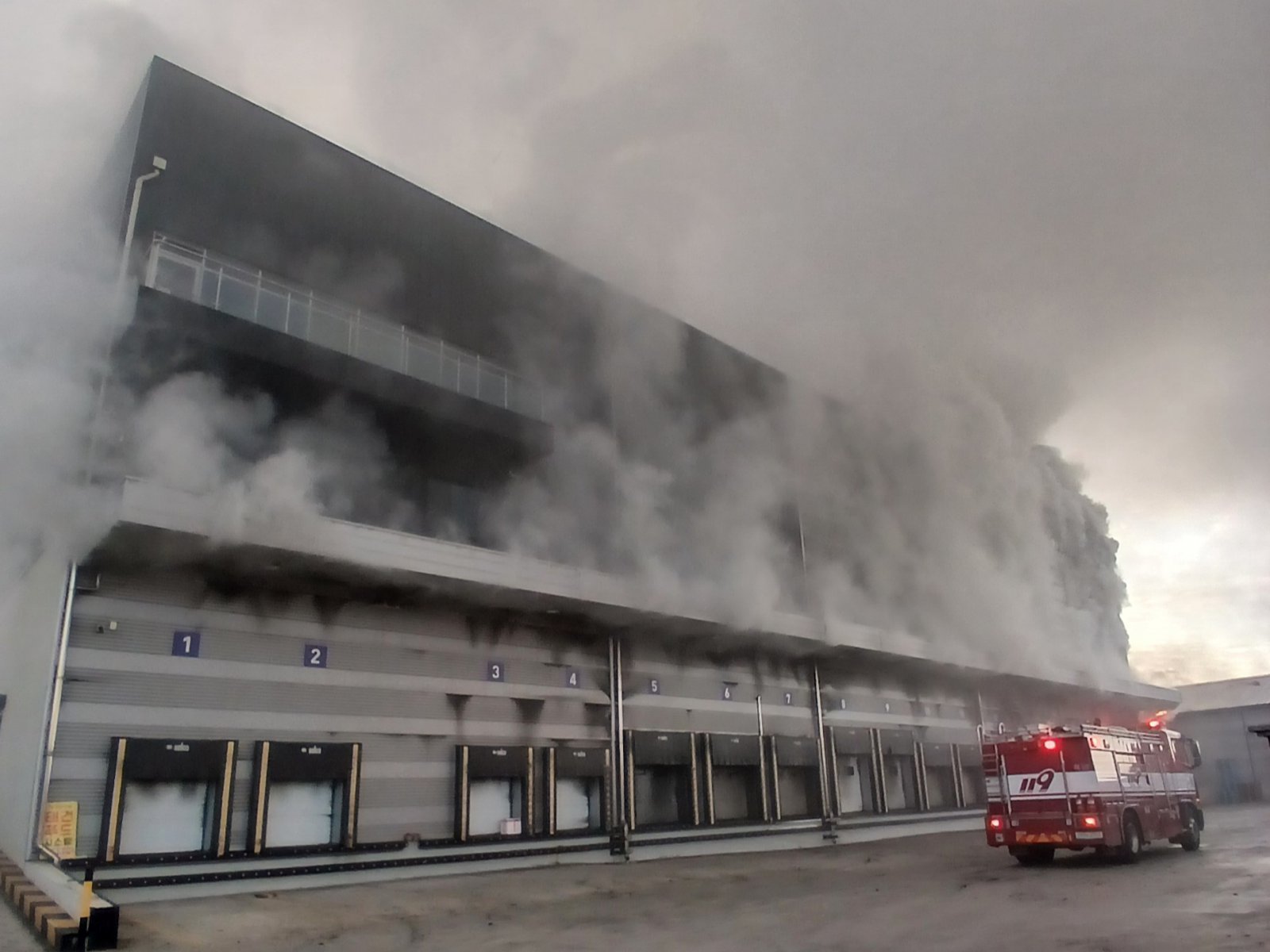 16일 오전 7시10분께 칠곡군 지천면 금호리의 한 육류, 가공식품, 야채 등 보관 저온저장 창고에서 화재가 발생해 소방당국이 진화하고 있다. (사진=경북소방본부 제공) 2025.11.16 뉴시스