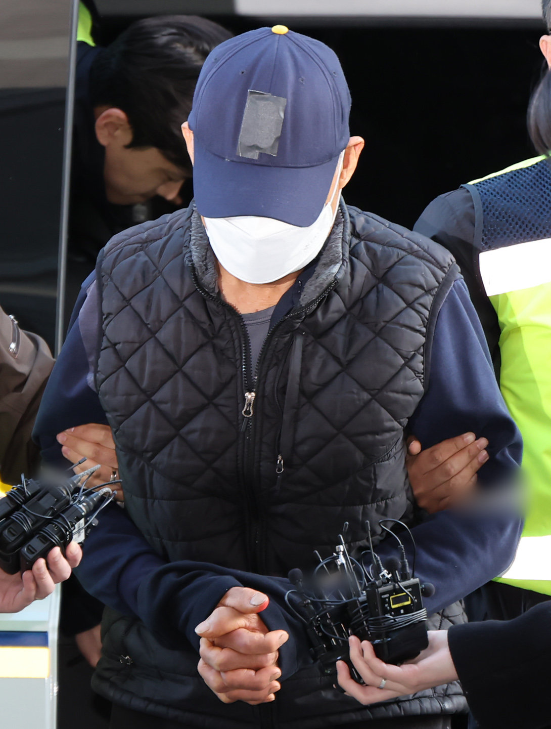 부천 제일시장에서 1톤 트럭으로 돌진사고를 낸 60대 운전자 A씨가 15일 오후 경기 부천시 인천지방법원 부천지원에서 열린 구속 전 피의자 심문(영장실질심사)에 출석하고 있다. 2025.11.15 뉴스1