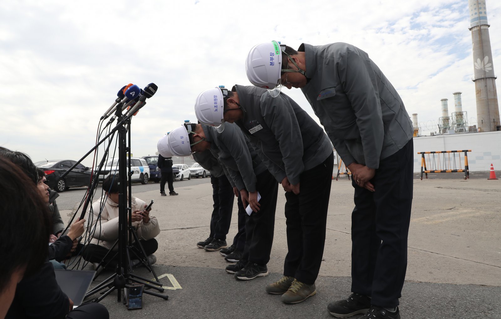 권명호 한국동서발전 사장이 13일 울산화력본부 보일러 타워 붕괴사고 현장 앞에서 대국민 사과를 하고 있다. 2025.11.13 뉴스1