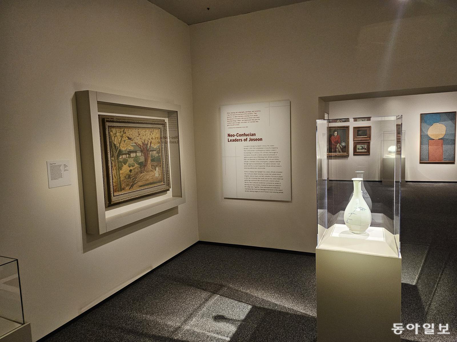 15일(현지 시간) 미국 워싱턴의 스미스소니언 국립아시아예술박물관에서 이건희 전 삼성 회장의 기증품 국외 순회전 ‘한국의 보물: 모으고, 아끼고, 나누다’가 개막했다. 이 전 회장의 기증품이 해외에서 전시되는 것은 처음이다. 국보 7점을 포함한 문화유산 297점, 한국 근현대미술 작품 24점 등 총 330여 점이 선보인다. 국보인 청화 대나무무늬 각병 백자가 전시된 내부 모습.워싱턴=신진우 특파원 niceshin@donga.com