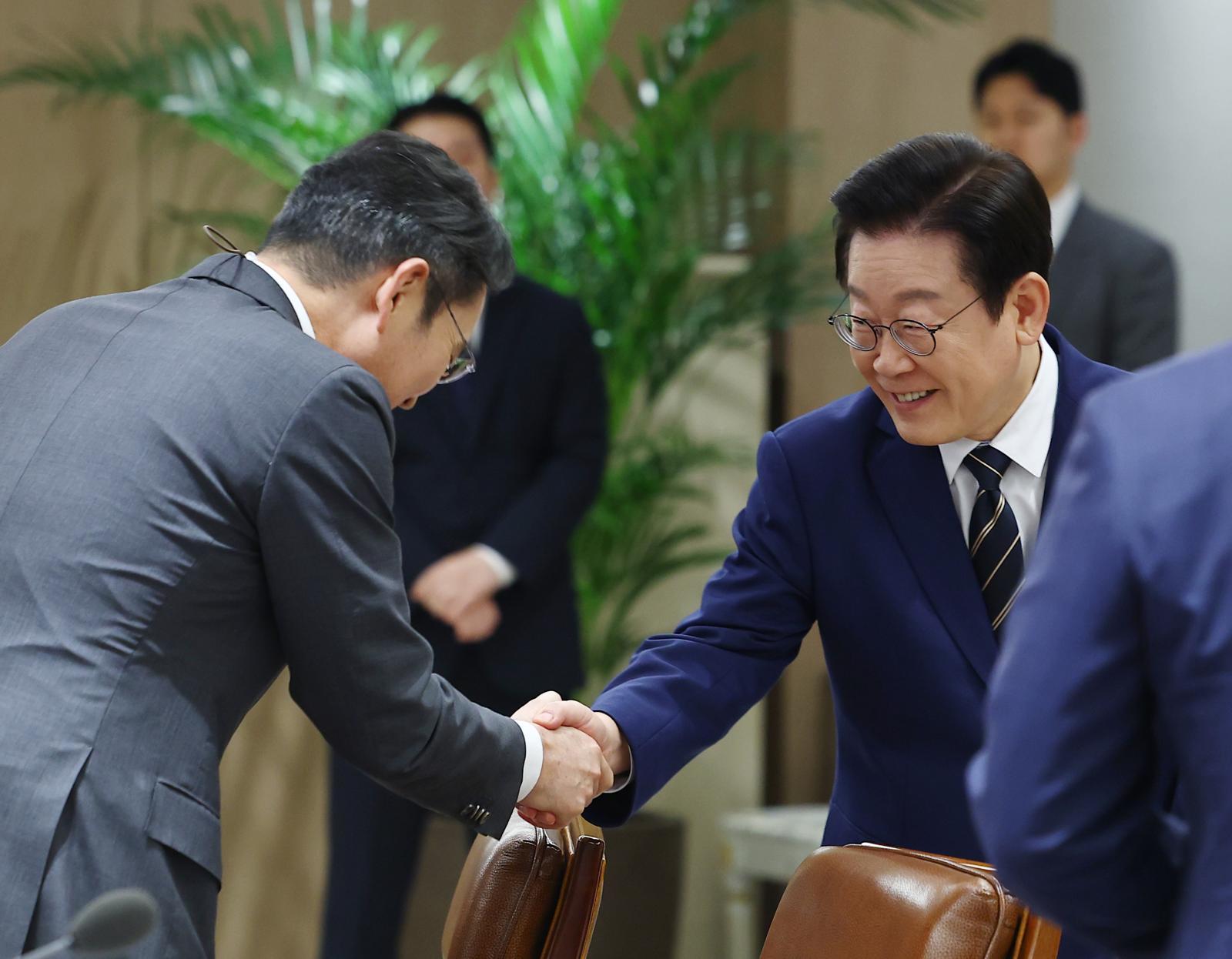 이재명 대통령과 이재용 삼성전자 회장이 16일 서울 용산 대통령실 청사에서 열린 한미 관세협상 후속 민관 합동회의에서 악수하고 있다. (대통령실통신사진기자단) 2025.11.16. 뉴시스