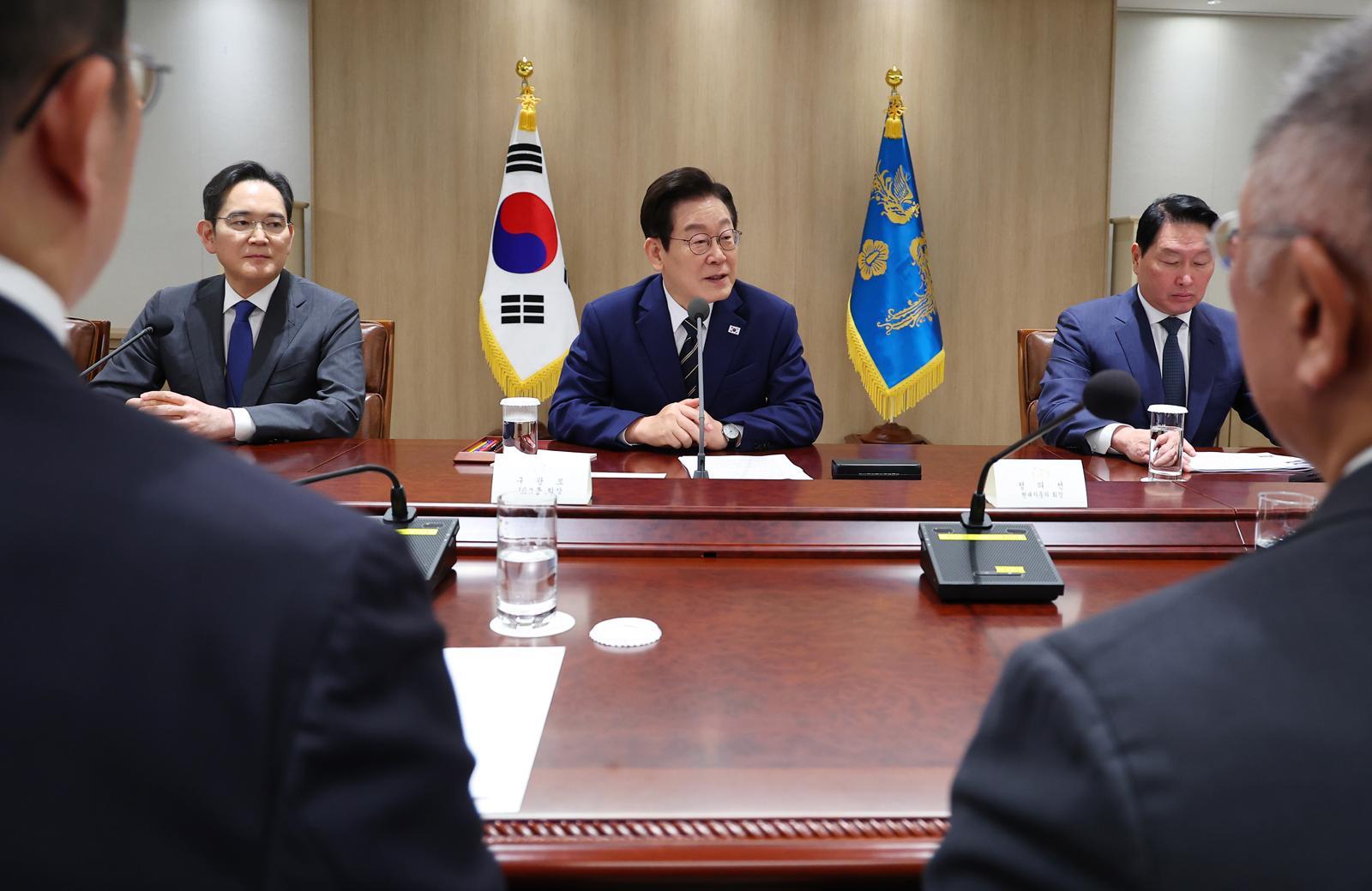 이재명 대통령이 16일 서울 용산 대통령실 청사에서 열린 한미 관세협상 후속 민관 합동회의에서 발언하고 있다. (대통령실통신사진기자단) 2025.11.16. 뉴시스