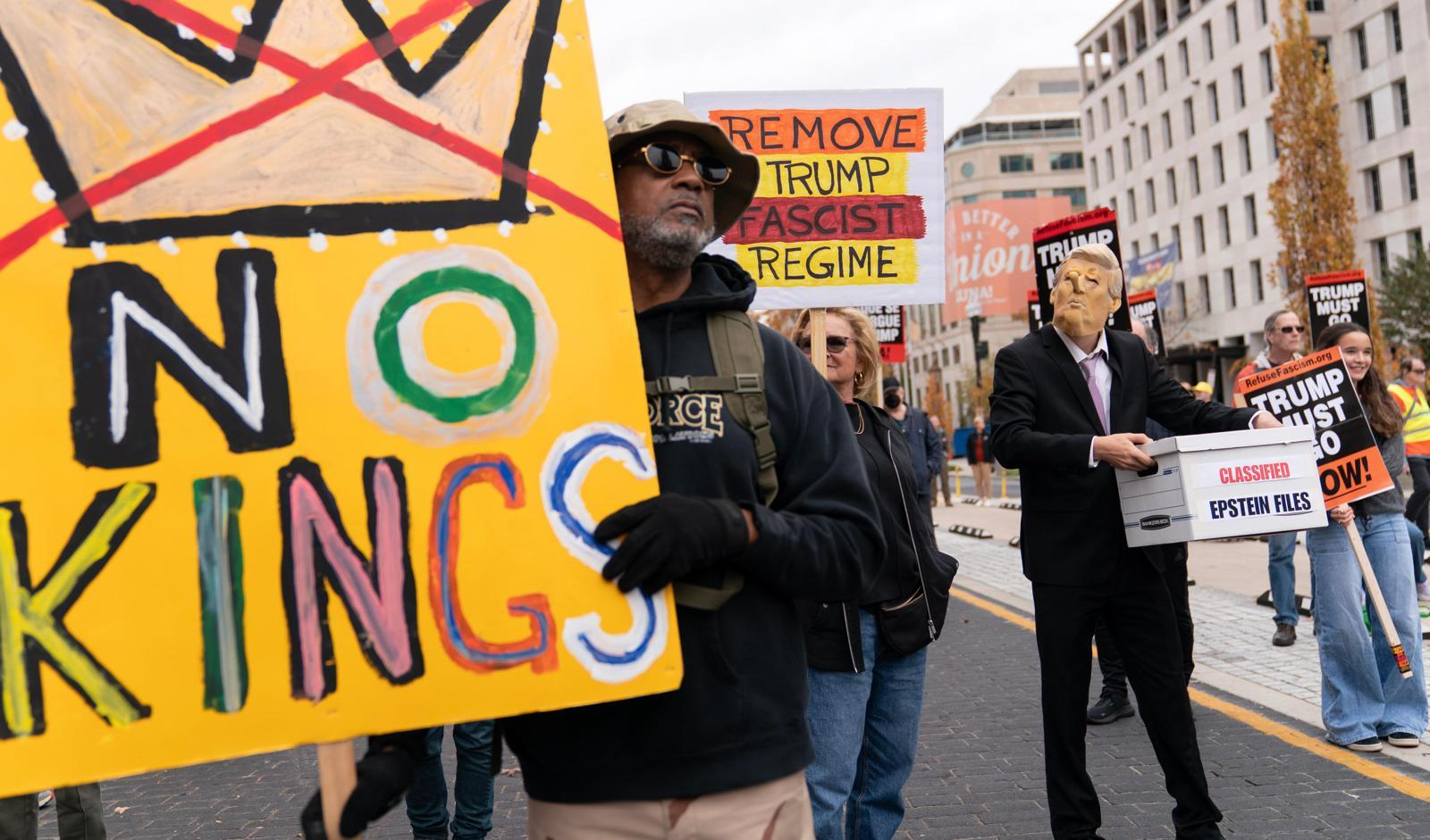 백악관 인근서 ‘노 킹스’ 시위대 행진
15일 미국 워싱턴 백악관 인근에서 도널드 트럼프 대통령의 독단적인 국정 운영을 비판하는 시민들이 ‘노 킹스’(왕은 없다)라는 팻말을 들고 행진하고 있다. 최근 야당 민주당과 진보 진영은 트럼프 대통령과 성범죄자 제프리 엡스타인의 연루 의혹에 관한 문건을 모두 공개하라고 대통령 측을 압박하고 있다. ‘여자 트럼프’로 불리는 마저리 테일러 그린 공화당 하원의원 또한 “문건을 공개하라”며 대통령과 대립하고 있다. 워싱턴=AP 뉴시스