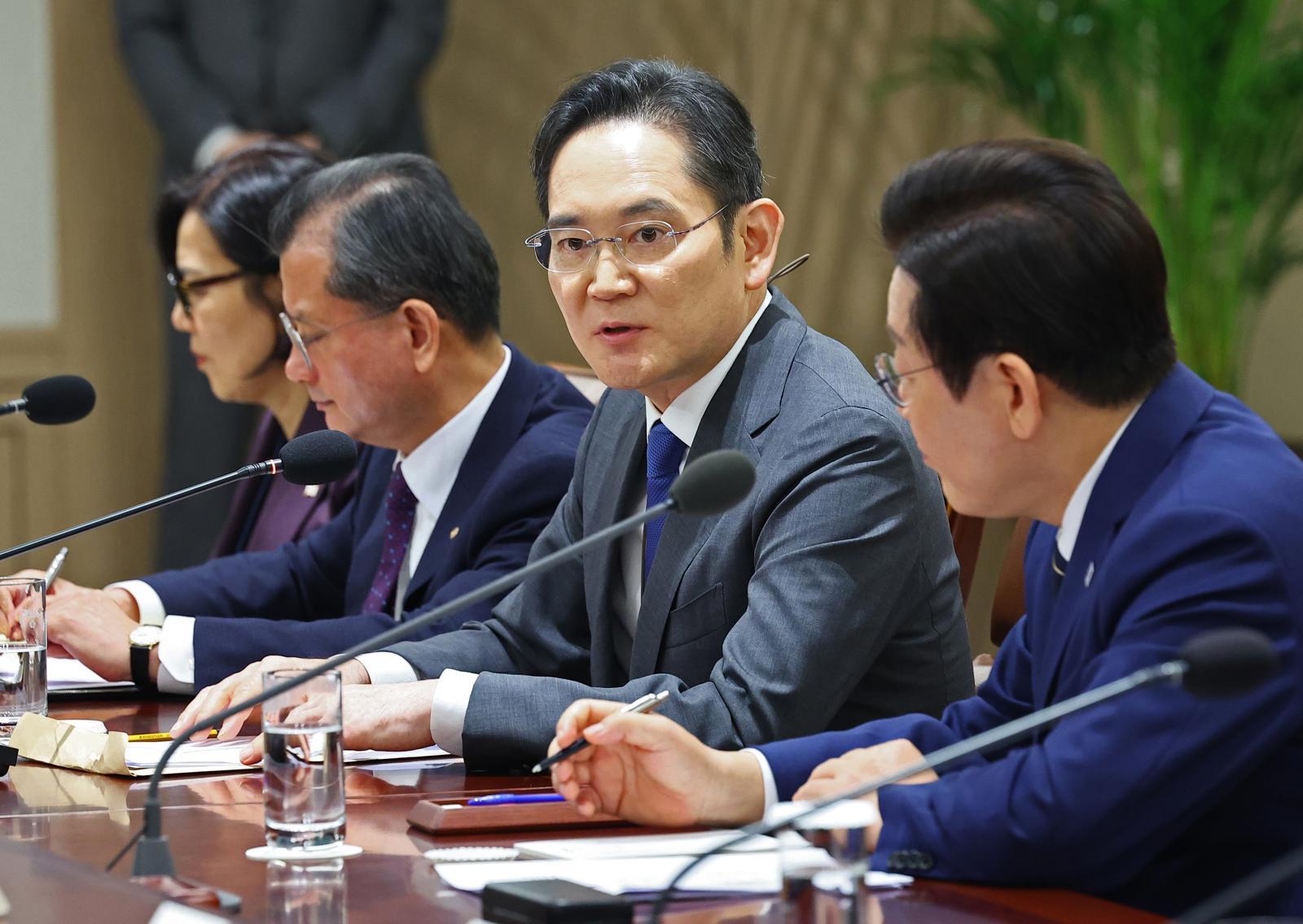 이재용 삼성전자 회장이 16일 서울 용산 대통령실 청사에서 열린 한미 관세협상 후속 민관 합동회의에서 발언하고 있다. (대통령실통신사진기자단) 2025.11.16. 뉴시스