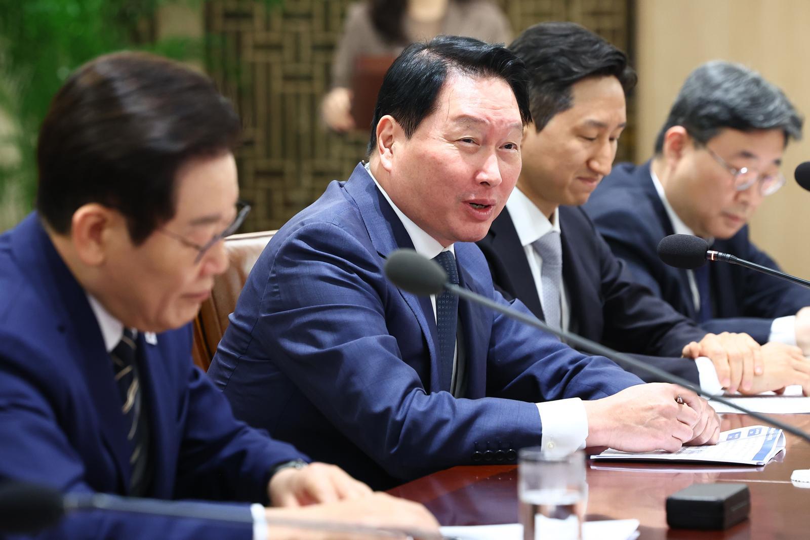 최태원 SK그룹 회장이 16일 서울 용산 대통령실 청사에서 열린 한미 관세협상 후속 민관 합동회의에서 발언하고 있다. (대통령실통신사진기자단) 2025.11.16. 뉴시스