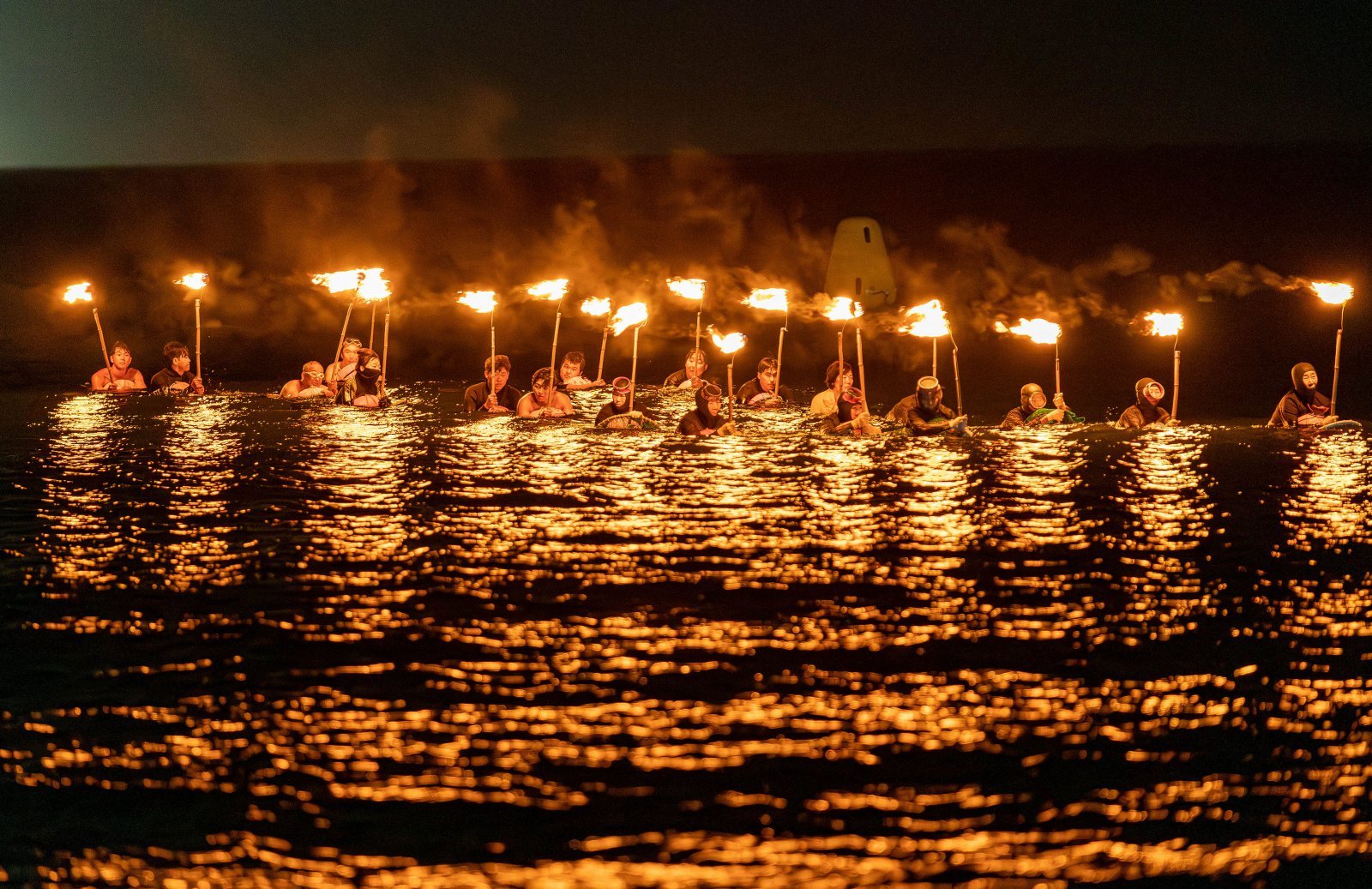 [은상] 김지안 ‘오래전 그날의 횃불행진’
이호테우해수욕장에서 열린 축제의 한 장면으로, 제주의 문화를 생생하게 담아낸 작품이다. 안정된 야경의 색조 속에서 수평으로 이어진 횃불의 불빛이 강한 에너지를 더하며, 빛에 의해 묘사되는 특징들을 잘 보여준다.