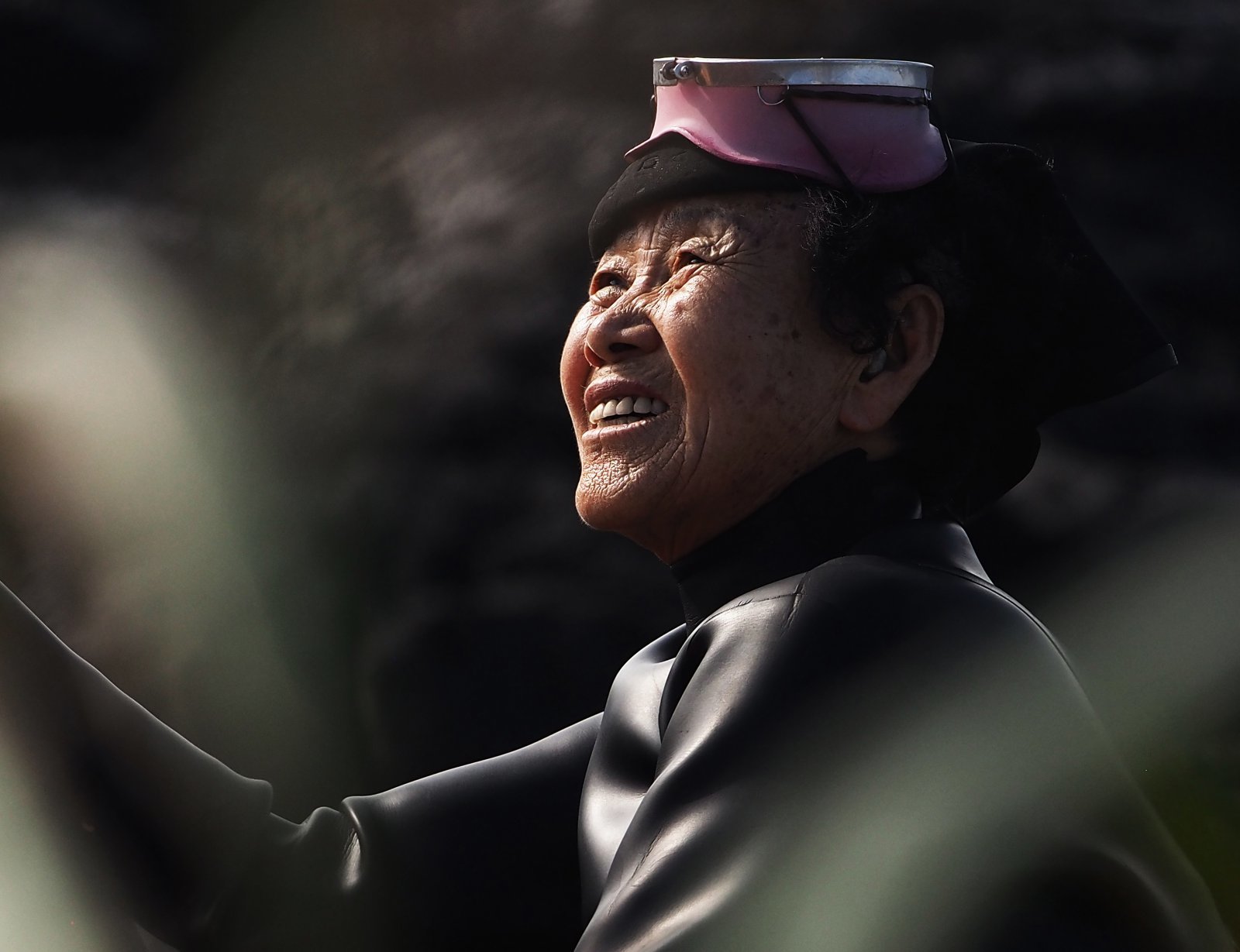 [금상] 정우원 ‘회상’
빛의 표현이 돋보이는 작품으로, 톤과 명암에 따른 분위기가 사진의 깊이를 한층 더해준다. 작품 속 인물의 표정에서 해녀의 삶과 내면이 선명하게 전해진다. 바다에 뛰어드는 역동적인 장면이 아닌 또 다른 시선으로 포착된 이 작품은, 세월 속에 사라져가는 제주 해녀의 모습을 담아내며 긴 여운을 남긴다.