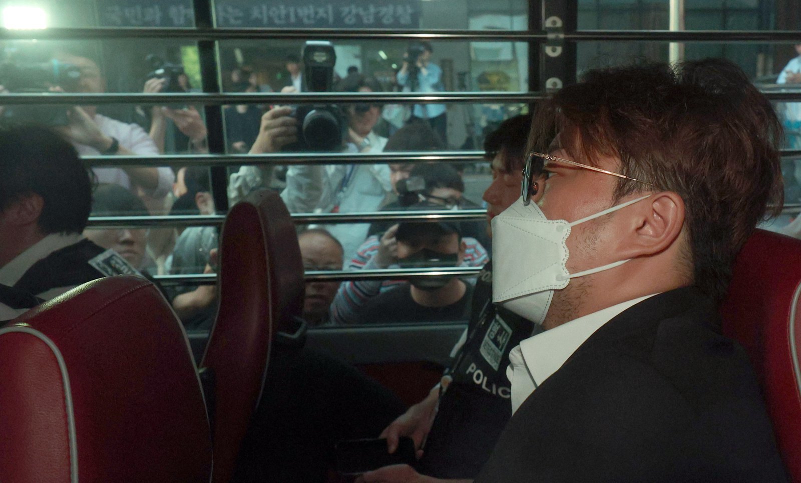 ‘음주 뺑소니’ 혐의를 받는 트로트 가수 김호중 씨가 서울 강남경찰서에서 나와 검찰로 구속 송치되고 있다. 2024.5.31/뉴스1