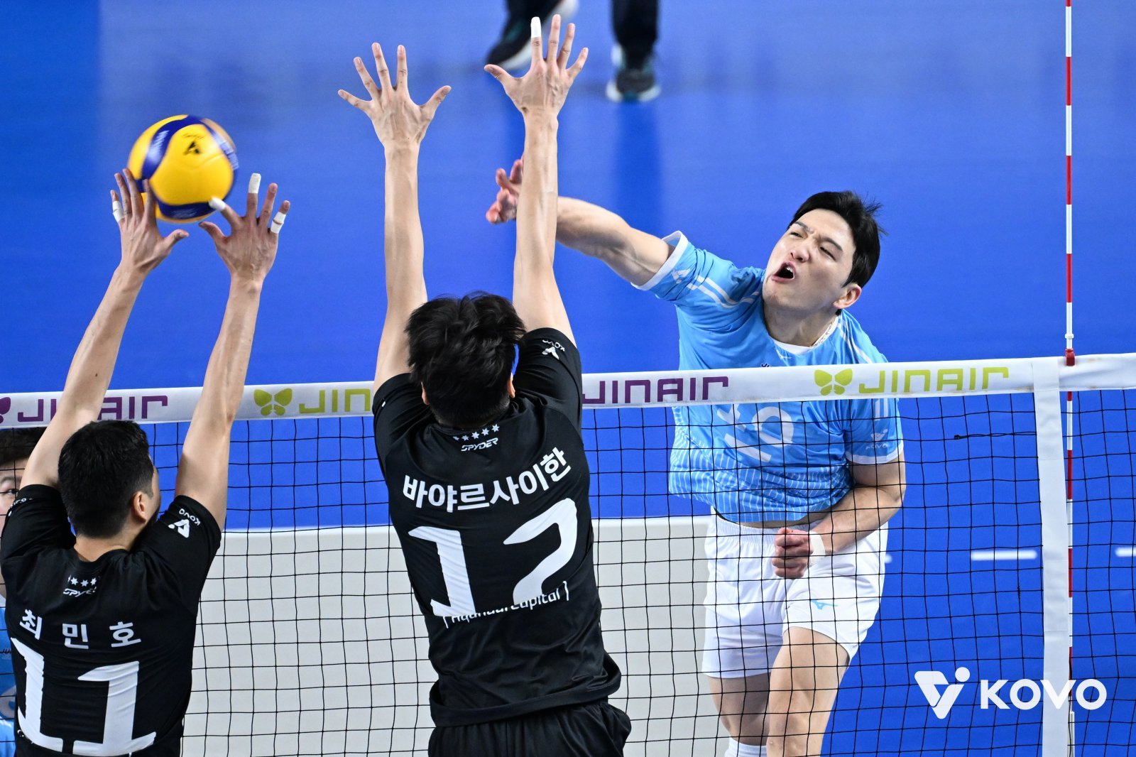 남자배구 대한항공, 현대캐피탈에 3-2 꺾고 5연승+선두 도약