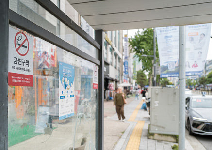 금연구역으로 지정된 택시 승차대에 금연구역 스티커가 부착된 모습. 강북구 제공