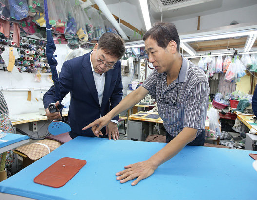 종로구 봉제사업장을 방문한 정문헌 종로구청장(왼쪽). 종로구 제공