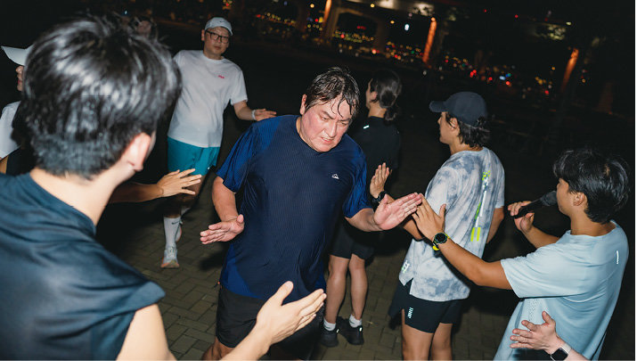 주한 페루 대사관에서 근무하는 웬델 씨(가운데)는 목요일 저녁이면 러닝화를 신고 7979 서울 러닝크루에 참가해 서울 도심을 달린다. 서울시 제공