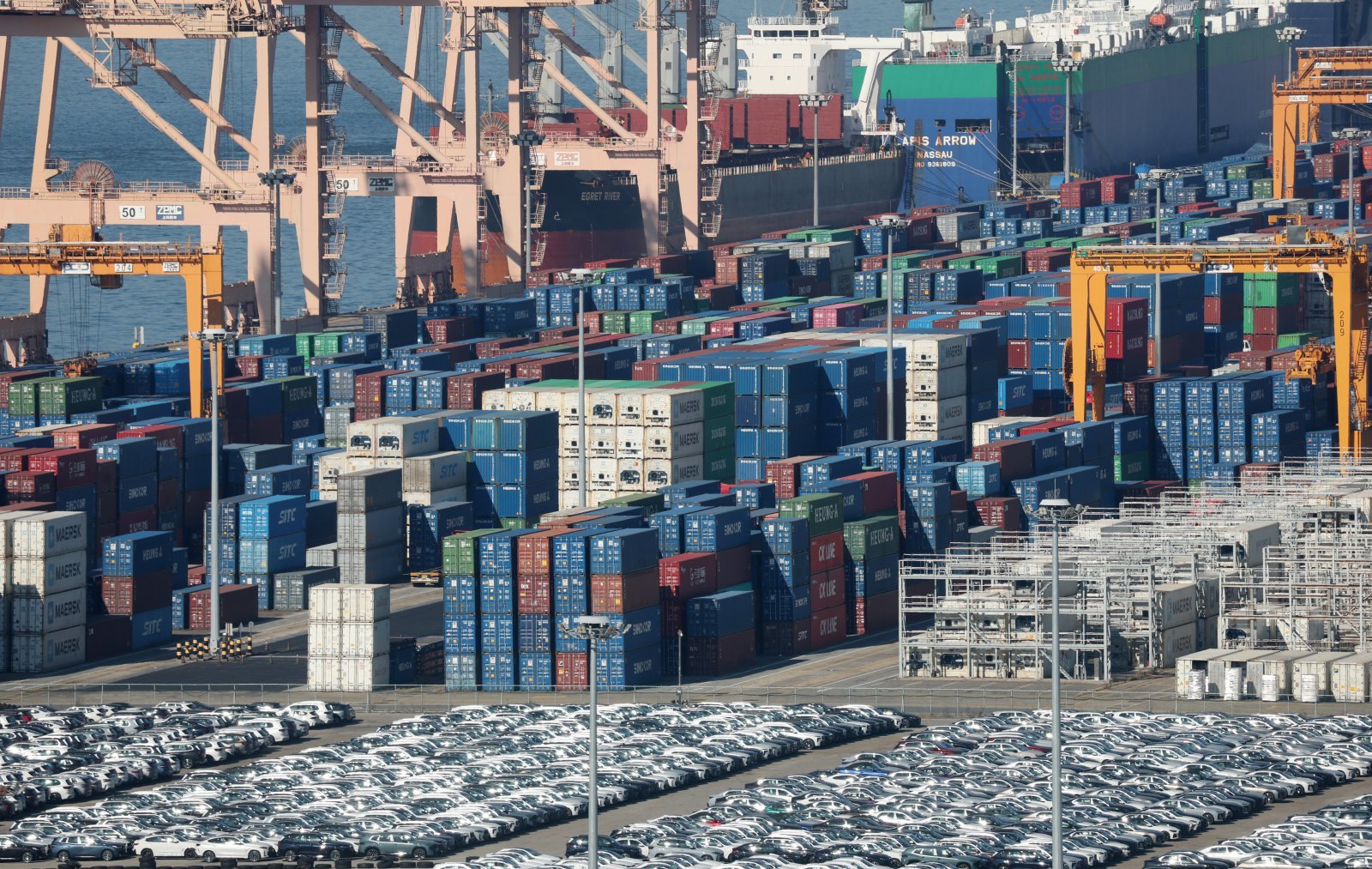 경기 평택시 포승읍 평택항에 수출용 컨테이너들이 쌓여있는 모습. 2025.11.14/뉴스1