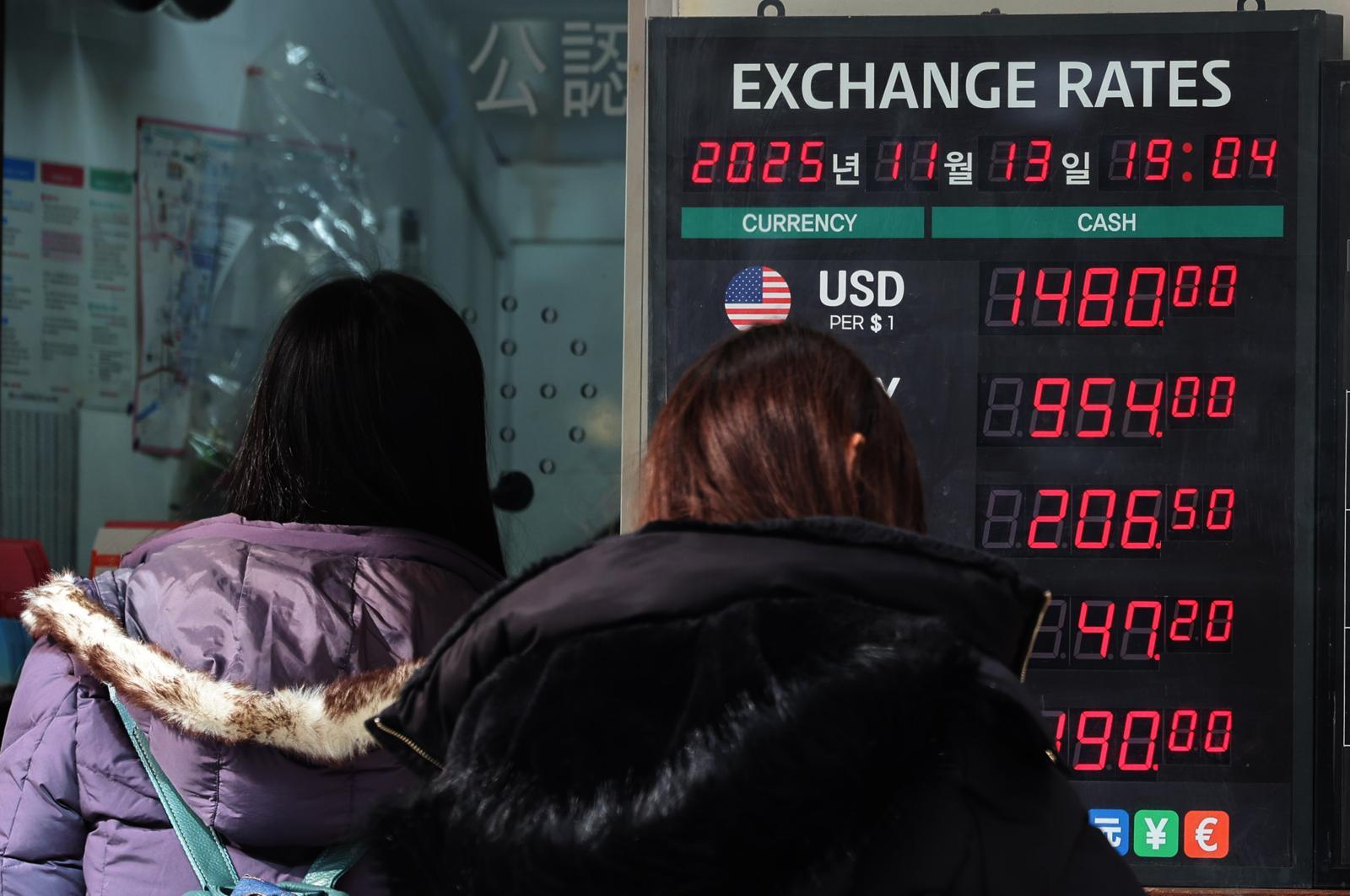 원·달러 환율이 장중 1475.4원을 터지한 13일 서울 중구 명동 환전소에서 외국인들이 환전하고 있다. 2025.11.13/뉴스1