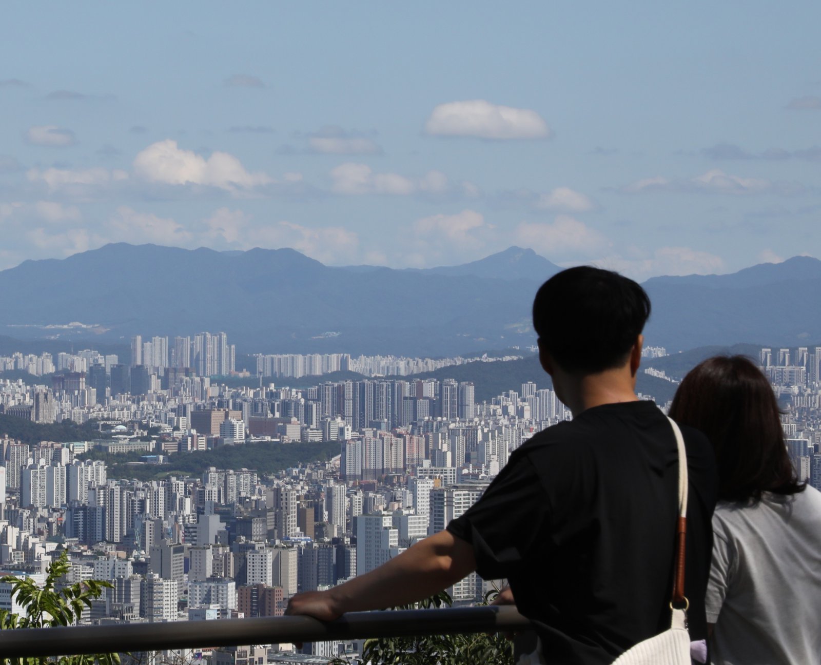 서울 중구 남산에서 바라본 시내 아파트 단지. 뉴스1
