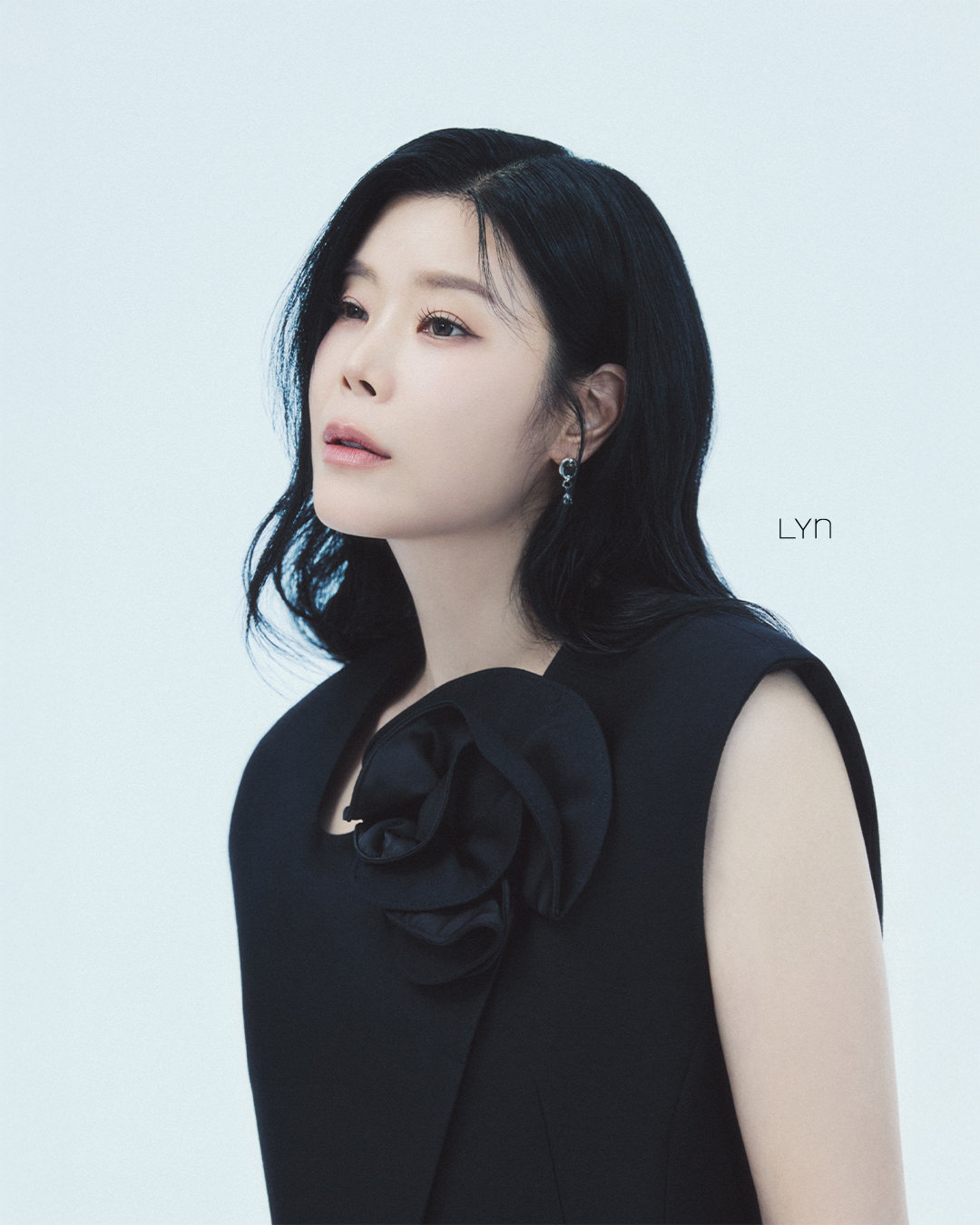 가수 린이 18일 신곡 ‘사랑했던 전부였던’을 발표한다. 로코베리 안영민과 협업한 곡으로 깊은 감성을 담았다. 이달 말 단독 콘서트 ‘홈’도 열린다.