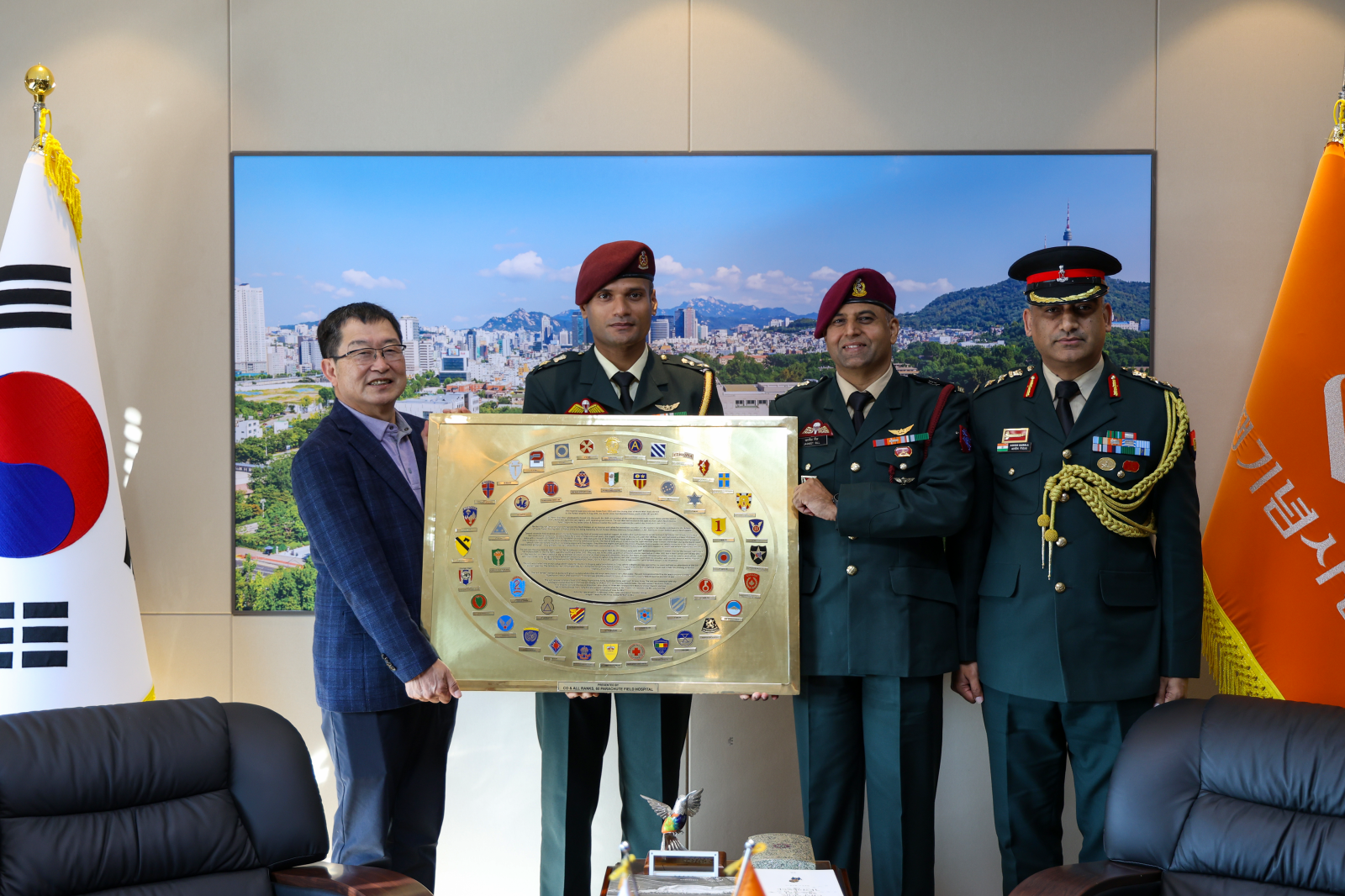백승주 전쟁기념사업회장이 자그닛 길(Jagneet Gill) 인도 제60공수야전병원장(오른쪽 두번째) 이 기증한 한국전 인도 참전기념패를 들고 기념촬영하고 있다.