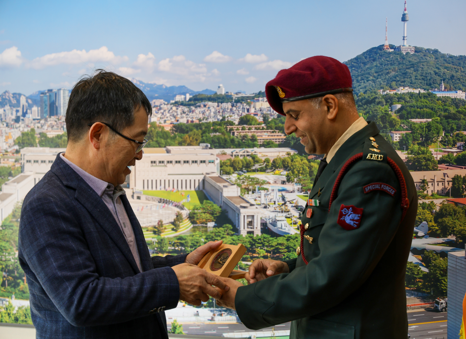 백승주 전쟁기념사업회장이 자그닛 길(Jagneet Gill) 인도 제60공수야전병원장과 기념품을 교환하고 있다.