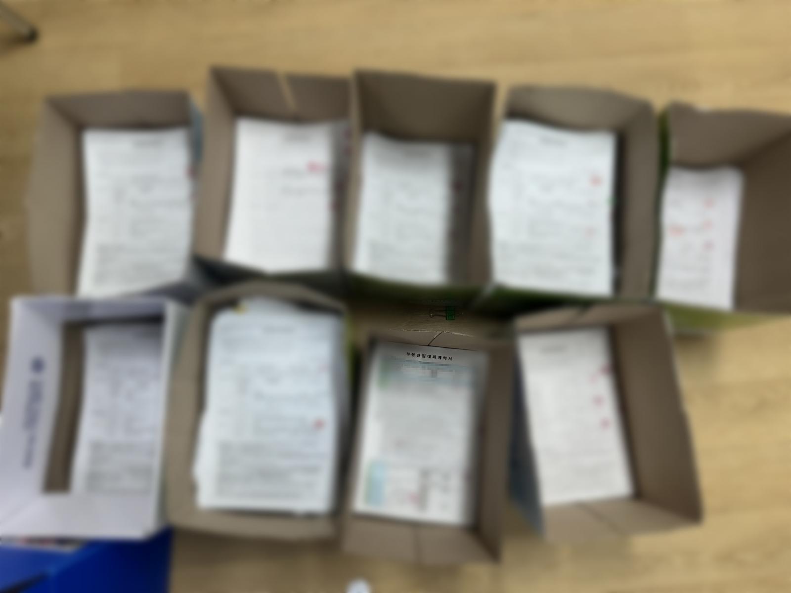 A 씨가 보관하고 있던 임대차보증계약서.(부산경찰청 제공)