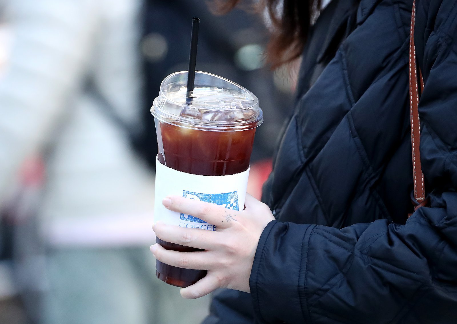 한반도에 찬 공기가 유입되면서 추위가 찾아온 10일 오전 대구 수성구 달구벌대로에서 한 시민이 아이스커피를 손에 든 채 출근길 발걸음을 재촉하고 있다. 2025.11.10/뉴스1
