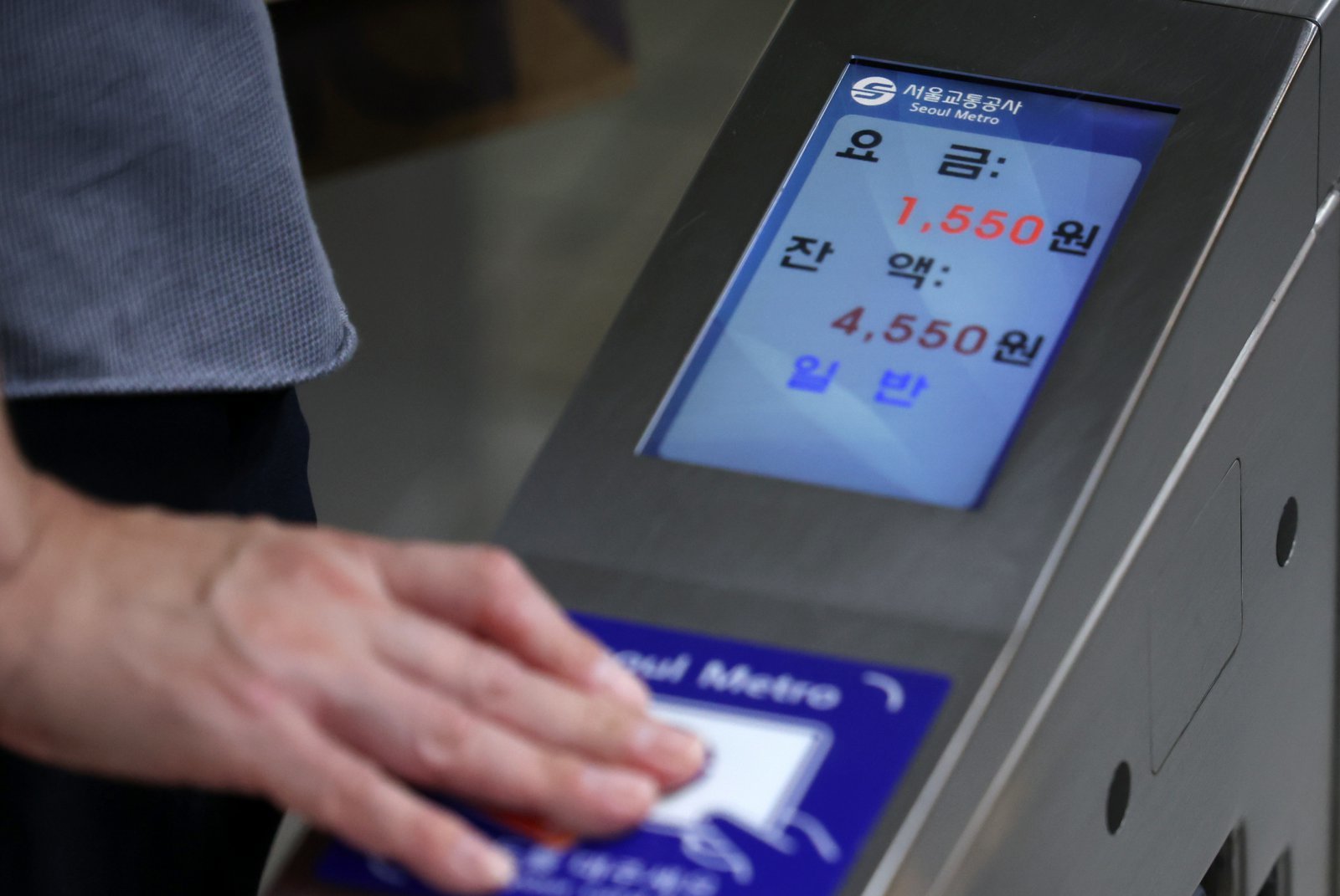 한 시민이 29일 서울 시내의 한 지하철역 개찰구에서 교통카드를 태그하고 있다. 지난 28일부터 서울·인천·경기 지하철을 탈 때 교통카드 기본요금이 기존 1400원에서 1550원으로 150원 인상됐다. 2025.06.29. 서울=뉴시스