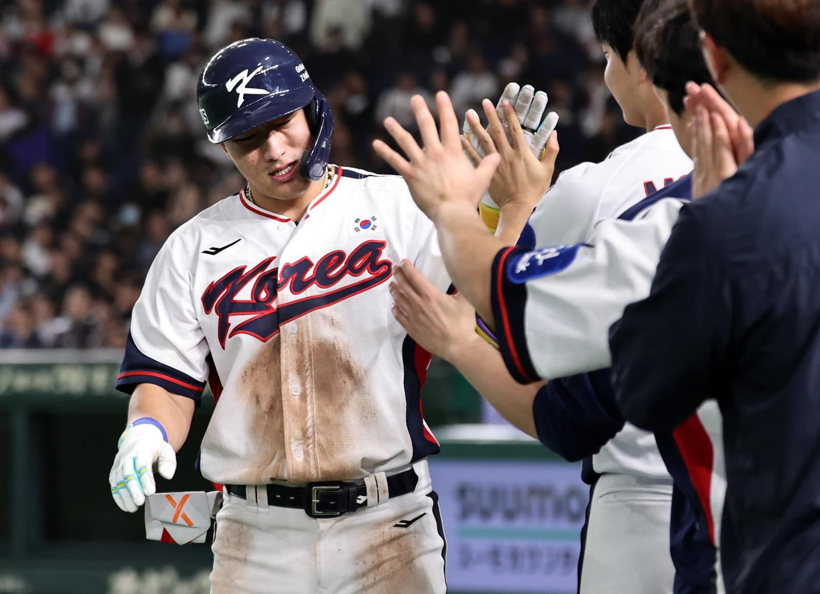 16일 오후 일본 도쿄돔에서 열린 월드베이스볼클래식(WBC) 대비 평가전 ‘2025 케이 베이스볼 시리즈(K-BASEBALL SERIES)’ 일본과의 2차전 경기. 대한민국 안현민이 8회말 1사 주자없는 상황 솔로홈런을 치고 동료들과 하이파이브를 하고 있다. 2025.11.16/뉴스1