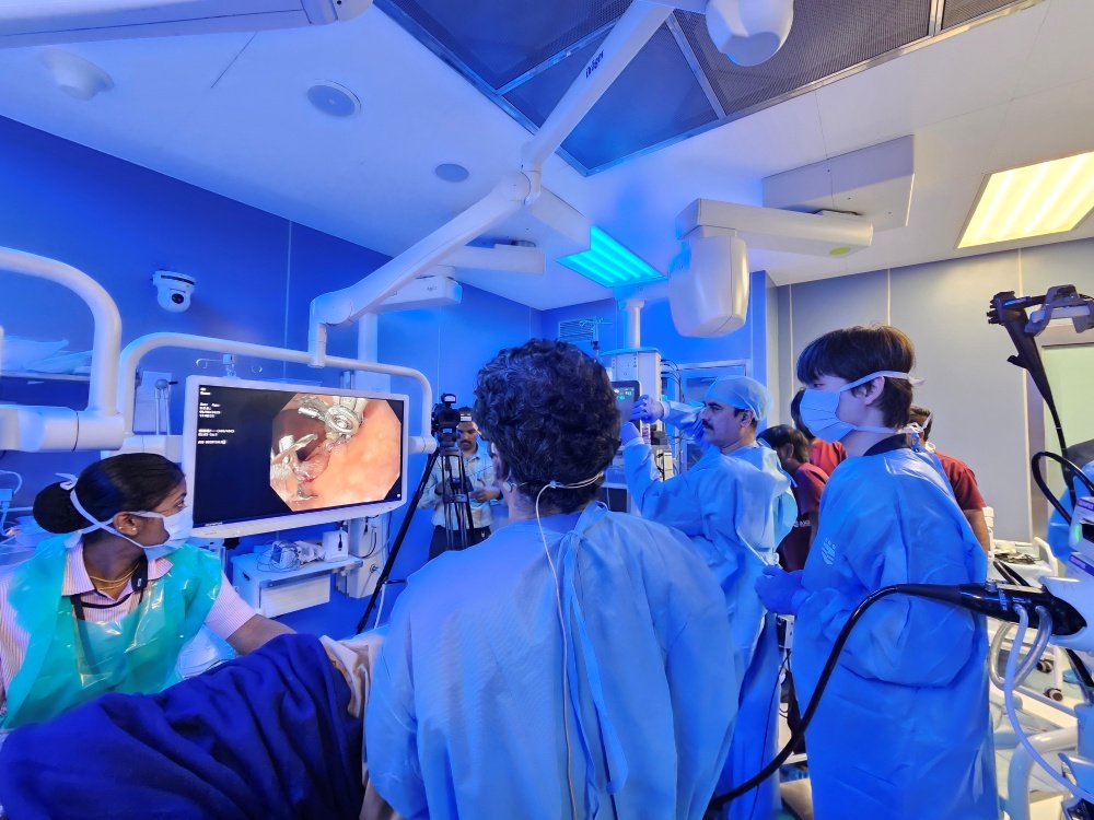 글로벌 온라인 학회 ‘Endoscopy On Air 2025’에서 로보페라로 실시간 임상하는 모습 / 출처=엔도로보틱스