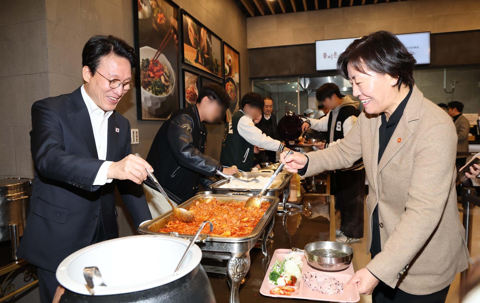 김민석 국무총리와 송미령 농림축산식품부 장관이 17일 오전 서울 종로구 성균관대학교 은행골식당에서 학생들과 함께 ‘천원의 아침밥’ 식사 배식을 하고 있다. 2025.11.17. 뉴시스