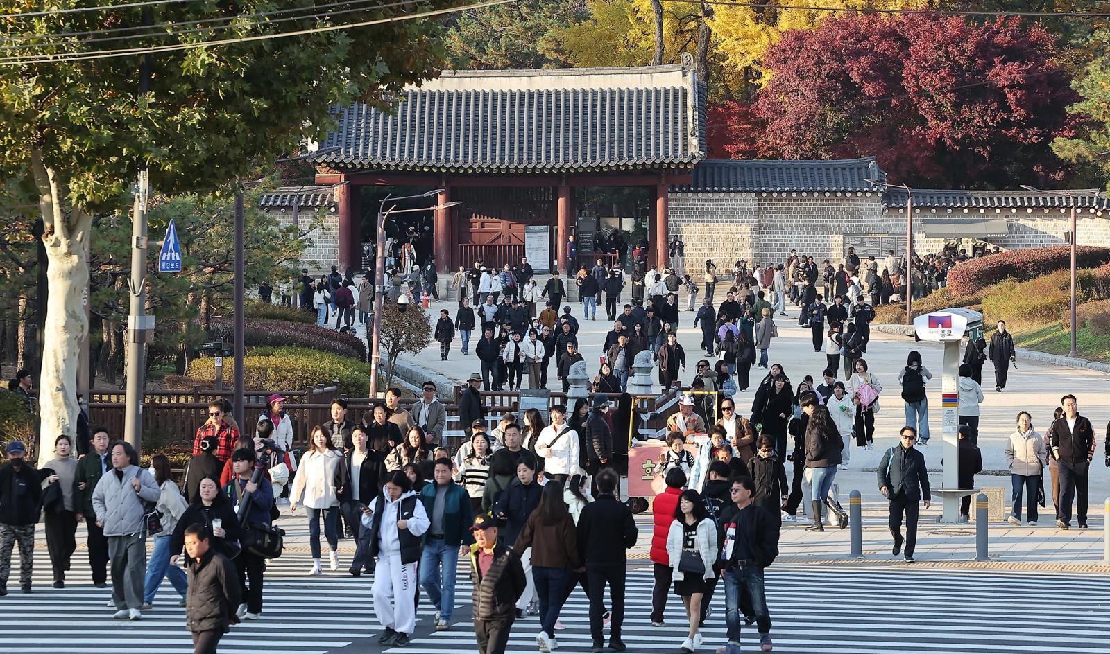 15일 관람객으로 붐비고 있는 서울 종로구 종묘. 뉴스1