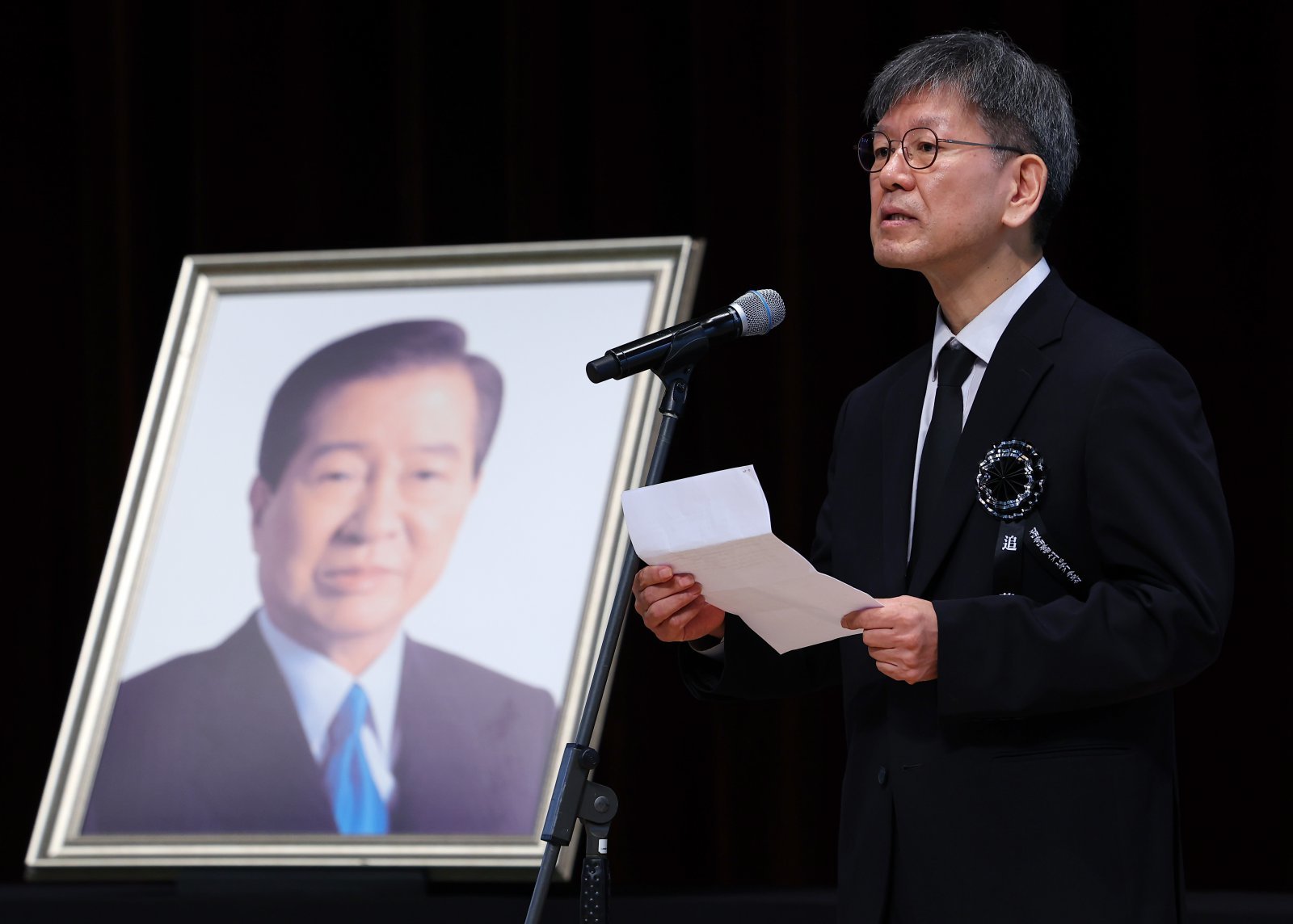 박명림 연세대학교 김대중도서관장이 지난 8월경 서울 동작구 국립서울현충원 현충관에서 열린 김대중 전 대통령 서거 16주기 추모식에서 ‘김대중 망명일기’를 헌정한 뒤 헌정사를 하고 있다. 출처=뉴스1