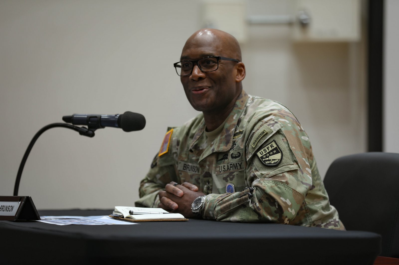 제이비어 브런슨 주한미군사령관이 지난 8일 경기 평택시 캠프 험프리스에서 열린 국방부 기자간담회에서 기자들의 질문에 답하고 있다. (사진=주한미군사령부 제공) 2025.08.10. [서울=뉴시스]