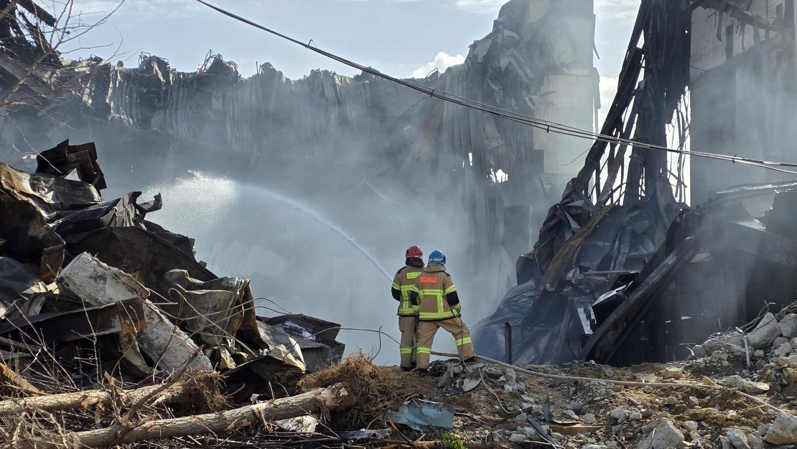 이랜드패션 물류센터 화재 사흘 째인 17일 충남 천안시 화재현장에서 소방대원들이 잔해가 제거된 화재 현장에서 화재진압 작전을 펼치고 있다. 2025.11.17/뉴스1