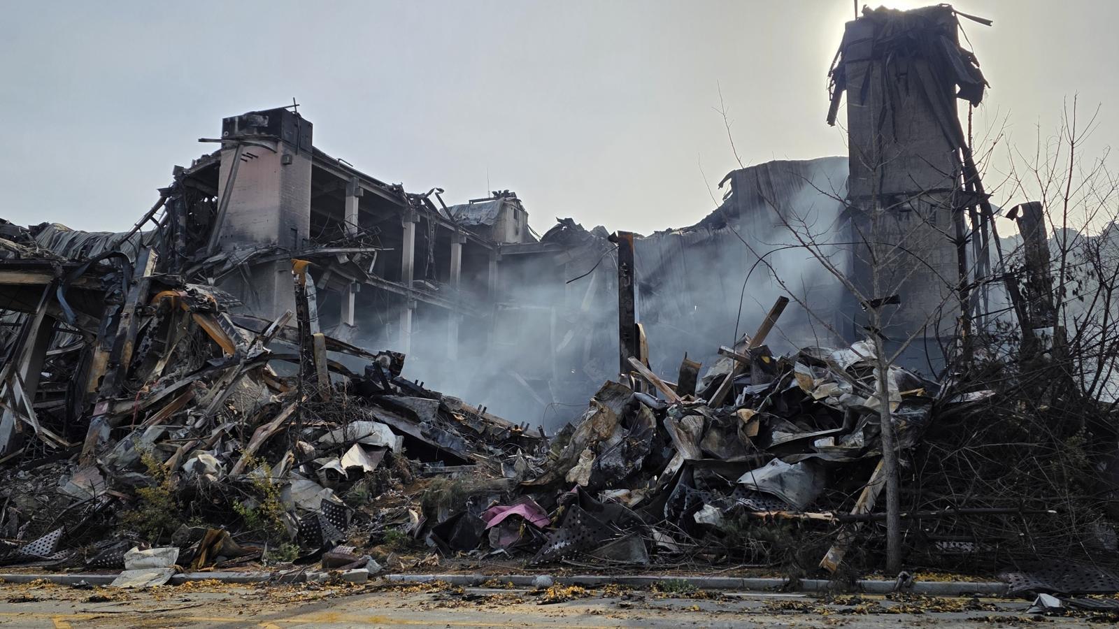 이랜드패션 물류창고 화재 발생 3일째인 17일 충남 천안 화재현장의 붕괴된 건물 사이에서 여전히 연기가 피어로고 있다. 소방당국은 대응단계를 모두 해제하고 환재 진압을 이어가고 있다. 2025.11.17/뉴스1