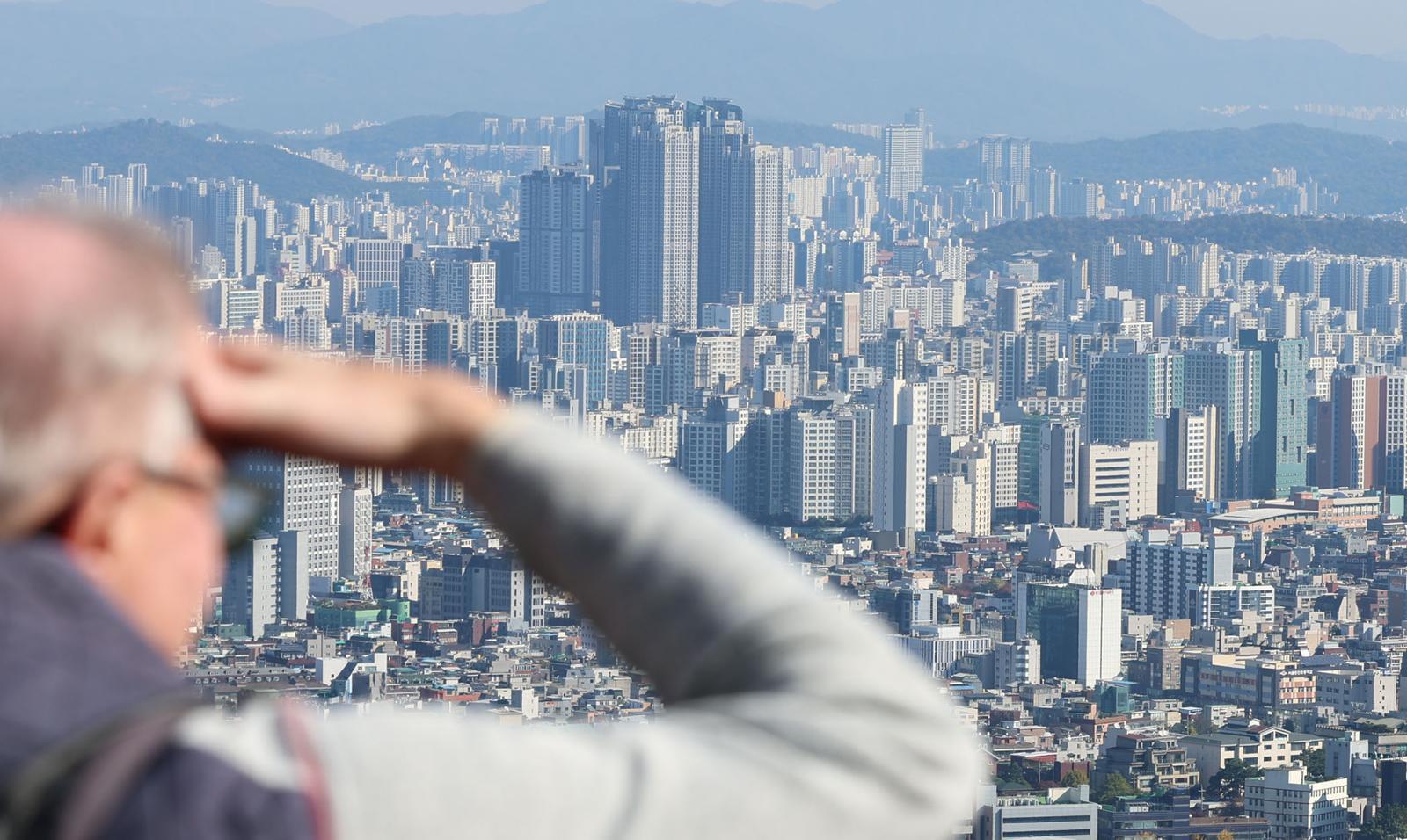 [서울=뉴시스] 3일 서울 남산타워에서 바라본 시내 아파트단지 모습.