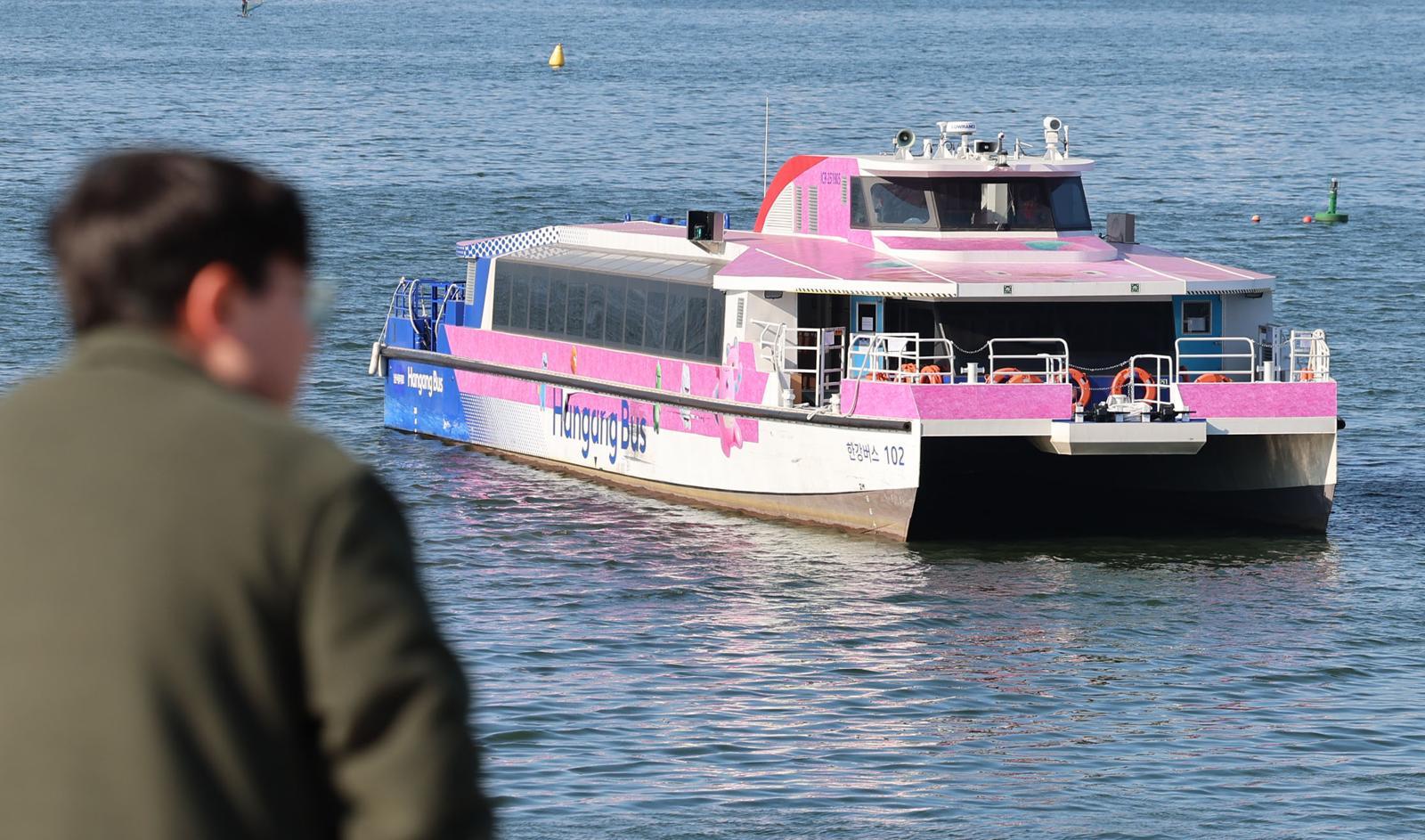 16일 서울 송파구 잠실선착장 인근에 한강버스가 운항 중단된 채 멈춰있다. 한강버스는 지난 15일 잠실선착장 인근 강바닥에 걸려 멈춰 일부 구간이 운항 중단됐다. 2025.11.16. [서울=뉴시스]