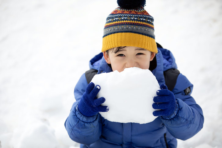 지퍼가 갑자기 안 잠기거나 열리는 현상은 슬라이더 유격이 벌어져 엘리먼트가 맞물리지 않기 때문에 발생한다. 펜치로 슬라이더를 조여 해결할 수 있으며, 천이 끼었을 때는 끼임의 깊이에 따라 슬라이더를 여는 방향으로 처리해야 한다. 사진=게티이미지뱅크.