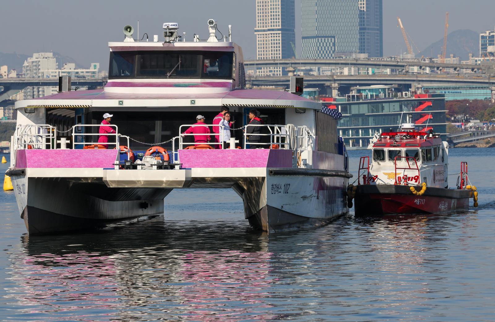 16일 서울 송파구 잠실선착장 인근 한강버스에서 관계자들이 대화하고 있다. 2025.11.16/뉴스1