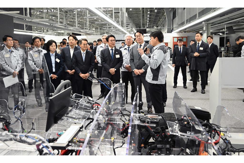 이달 14일 오토랜드 화성에서 열린 중형 모델 PV5를 생산할 EVO 이스트(East) 공장 준공식과 대형 모델 PV7·PV9 생산을 위한 EVO 웨스트(West) 공장 기공식에 참석한 김동연 경기도지사 등이 공장을 둘러보고 있다. 경기도 제공