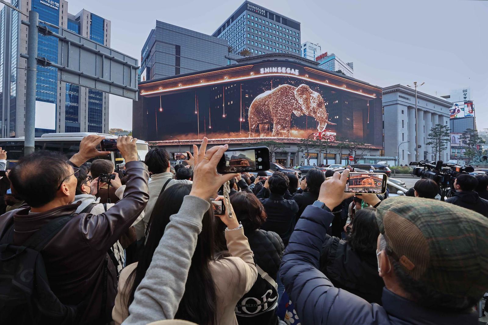 신세계스퀘어의 크리스마스 영상을 촬영 중인 관람객들.