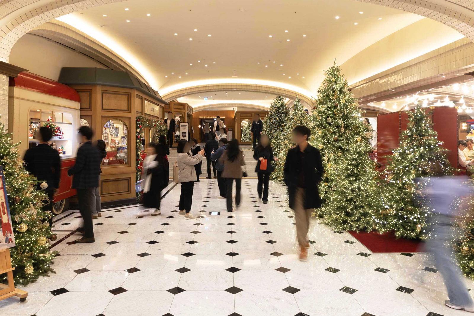 크리스마스 트리와 장식으로 가득한 신세계백화점 강남점 ‘트리로드’.