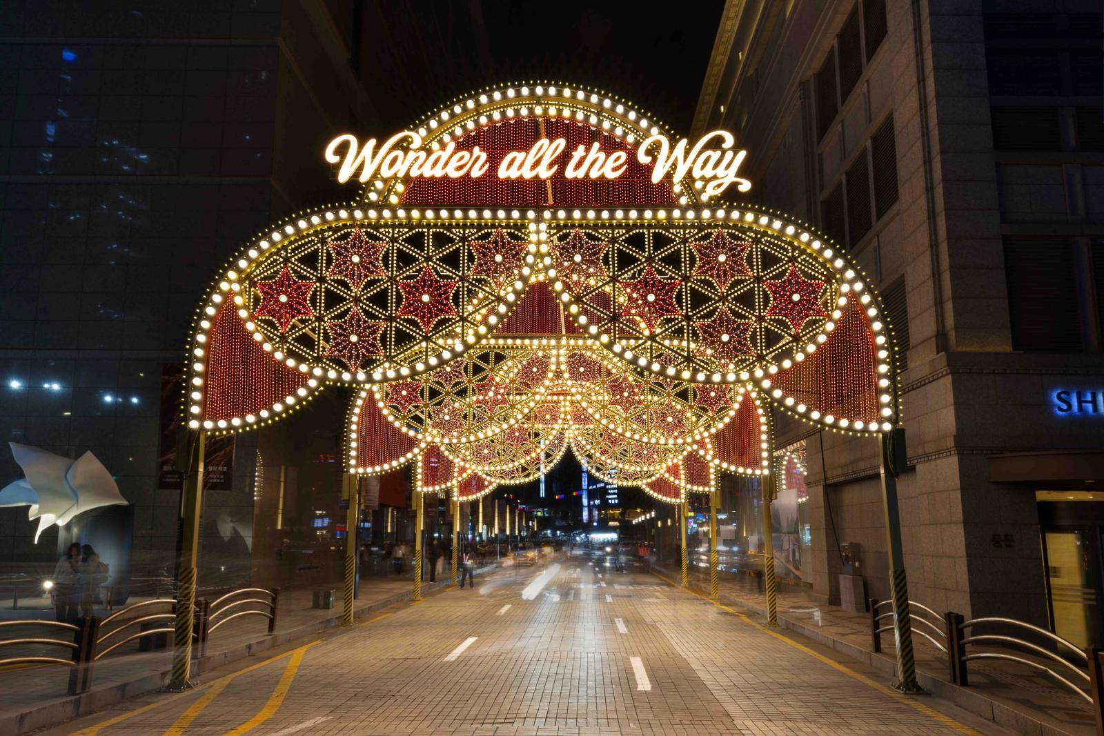 화려한 조명으로 밝혀진 신세계백화점 본점 ‘원더 올 더 웨이’ 루미나리에.