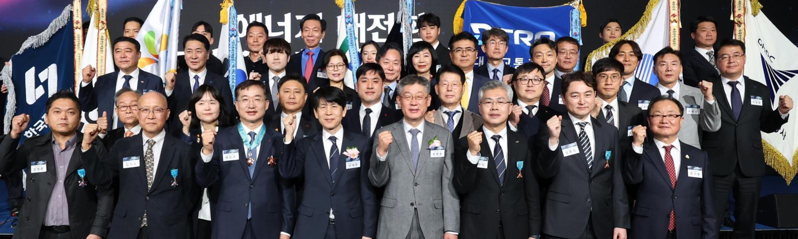 2025 한국에너지대상 수상자들이 17일 서울 중구 더플라자호텔에서 열린 시상식에서 기념 촬영을 하고 있다. 앞줄 왼쪽부터 강정문 주식회사 소룩스 이사, 김석우 한국에너지기술연구원 전문연구위원, 백우기 한국전력공사 본부장, 안세창 기후에너지환경부 기후에너지정책실장, 박병춘 한국에너지공단 부이사장, 남차식 부산도시공사 처장, 김종익 한국공학대학교 조교수. 한국에너지공단 제공