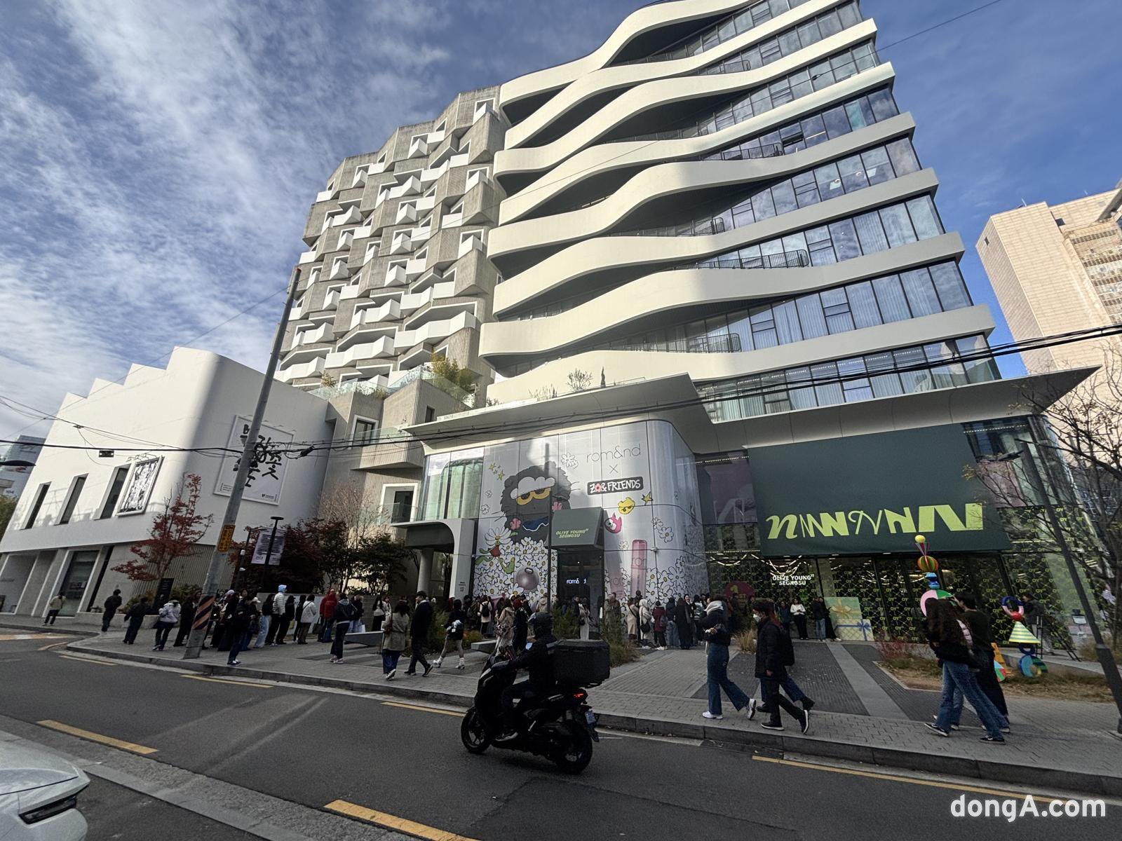 올리브영N성수. 매장 오픈 한 시간 전부터 관람객이 줄을 서 있다. 황소영 기자 fangso@donga.com