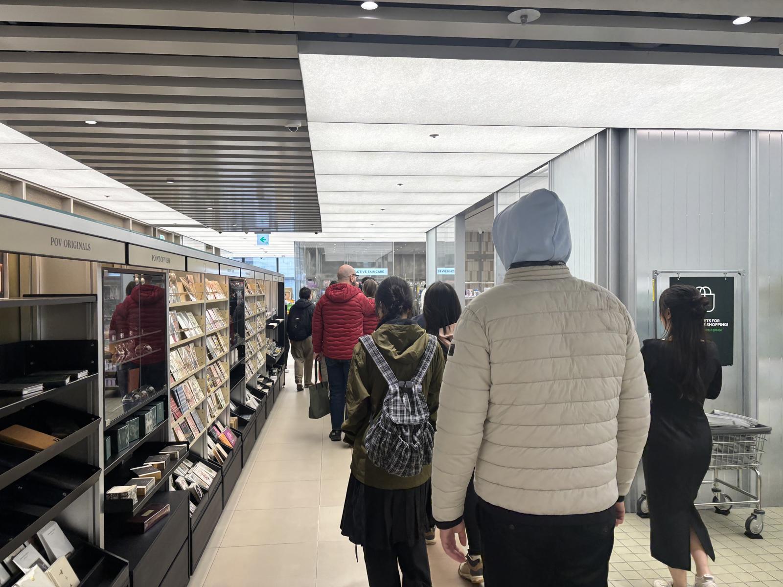 올리브영N성수 오픈시간. 관람객들이 줄을 맞춰 입장하고 있다. 황소영 기자 fangso@donga.com