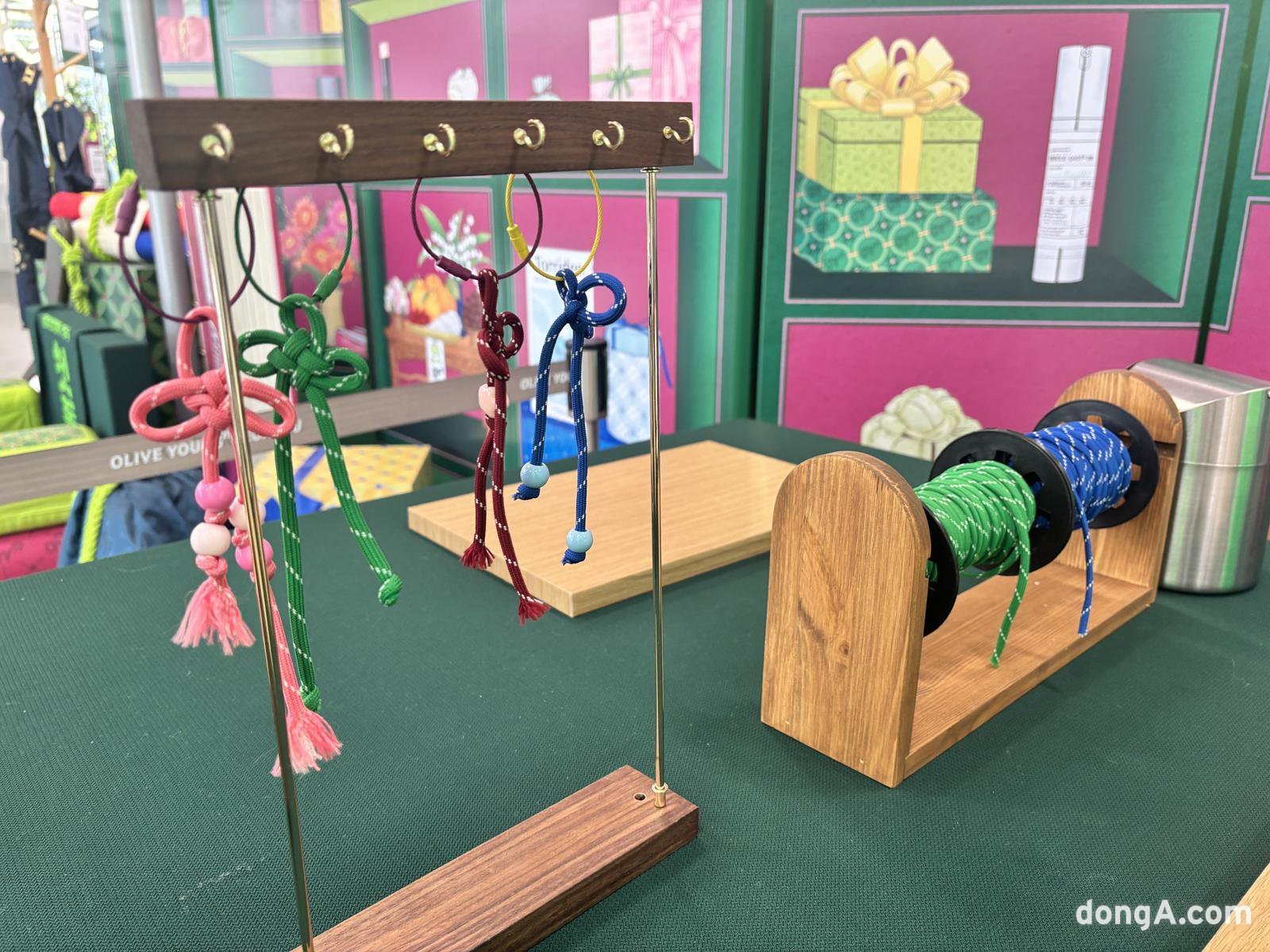 올리브영N성수 1층 매듭만들기 체험존. 황소영 기자 fangso@donga.com