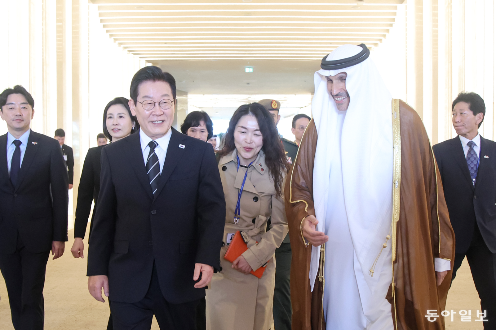 이재명 대통령이 17일(현지 시간)아랍에미리트 아부다비 왕립공항에 도착해 칼둔 칼리파 알 무바락 퍼스트 아부다비 뱅크 비상임 이사겸 이사회 운영위원회 의장 안내를 받으며 이동하고 있다. 아부다비=송은석 기자 silverstone@donga.com
