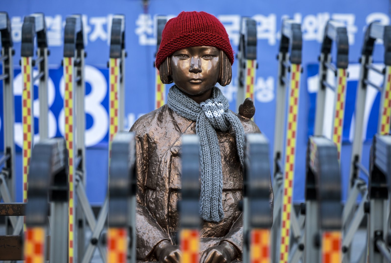 일본군 위안부 피해자인 길원옥 할머니가 지난 16일 별세했다. 향년 97세. 길원옥 할머니는 이날 인천 연수구 자택에서 노환으로 별세했다. 길 할머니가 세상을 떠나면서 일본군 위안부 피해 생존자는 7명으로 줄었다. 정부에 등록된 일본군 위안부 피해자는 모두 240명으로 233명이 사망했다. 사진은 17일 서울 종로구 옛 일본대사관 인근 평화의 소녀상.  2025.02.17. [서울=뉴시스]